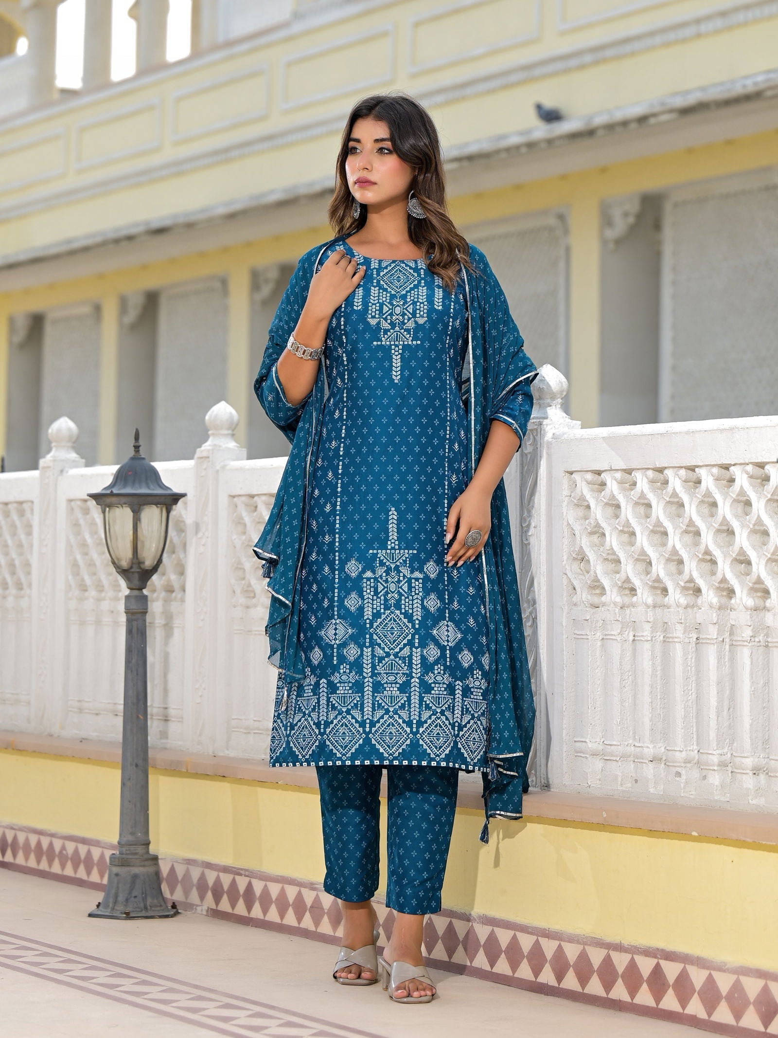 Juniper Women's Blue Viscose Rayon Printed Kurta Set