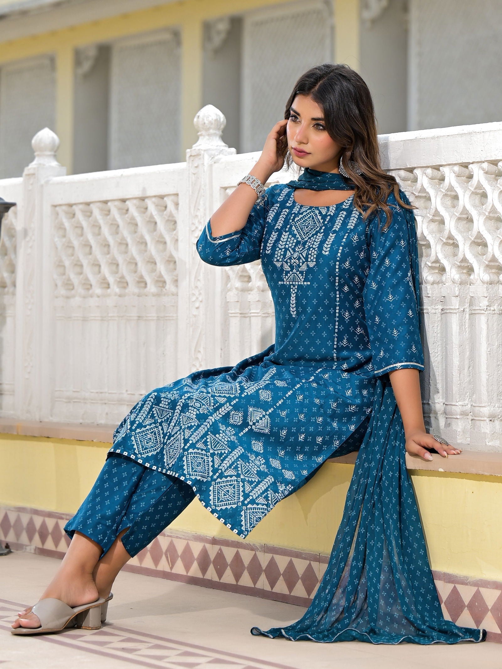 Juniper Women's Blue Viscose Rayon Printed Kurta Set