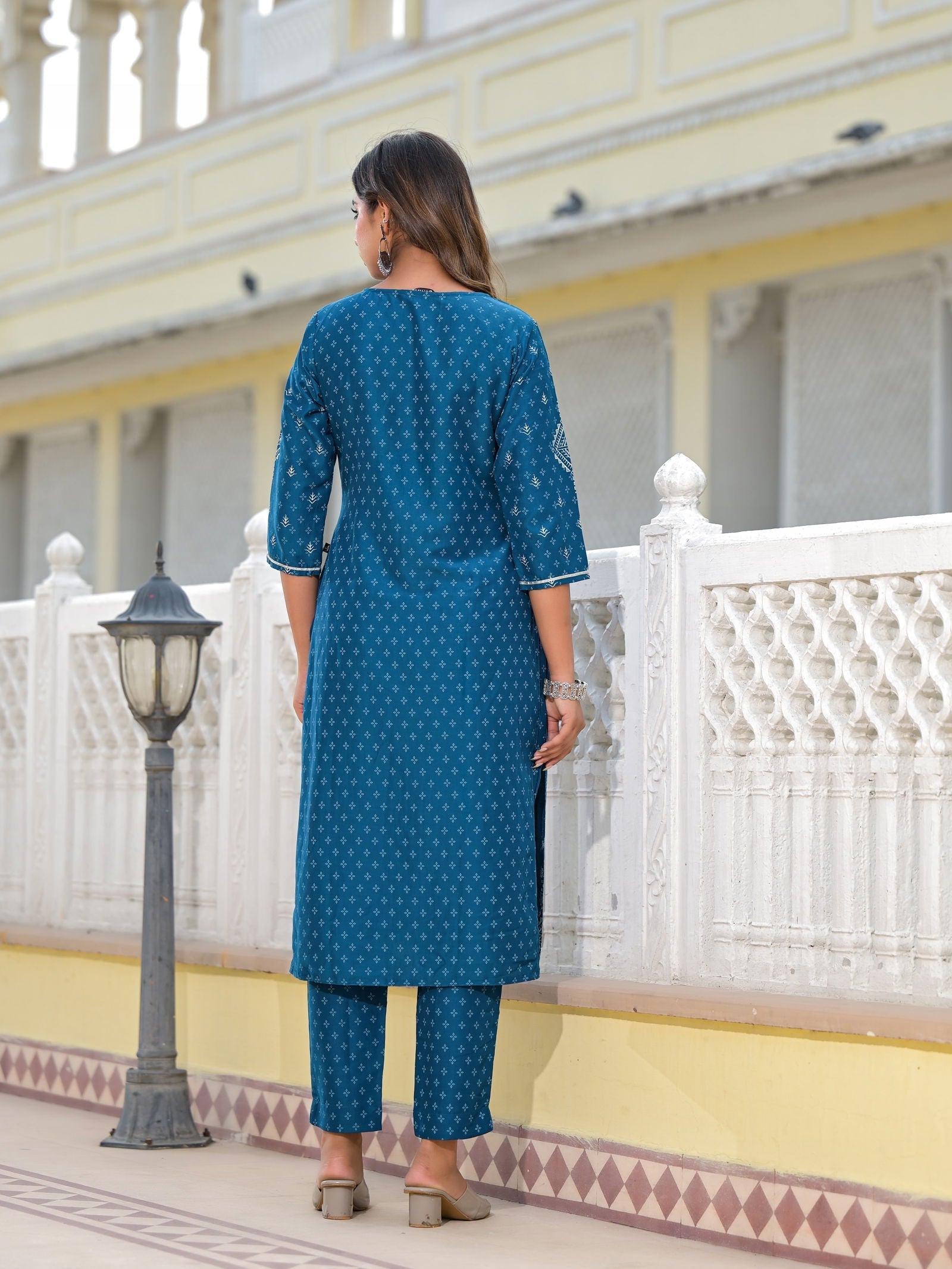 Juniper Women's Blue Viscose Rayon Printed Kurta Set