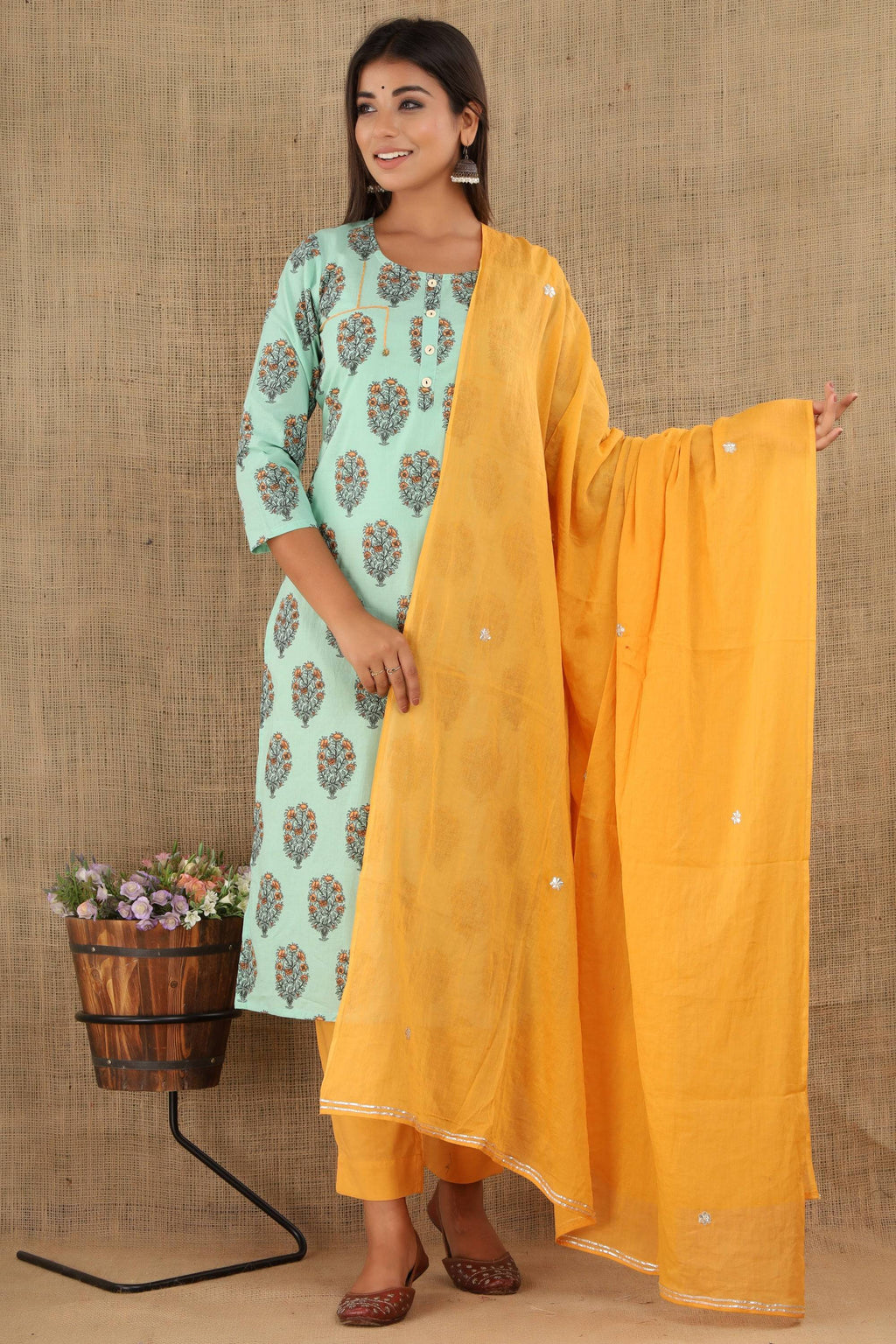 Kaajh Women's Green Booti Print Suit Set