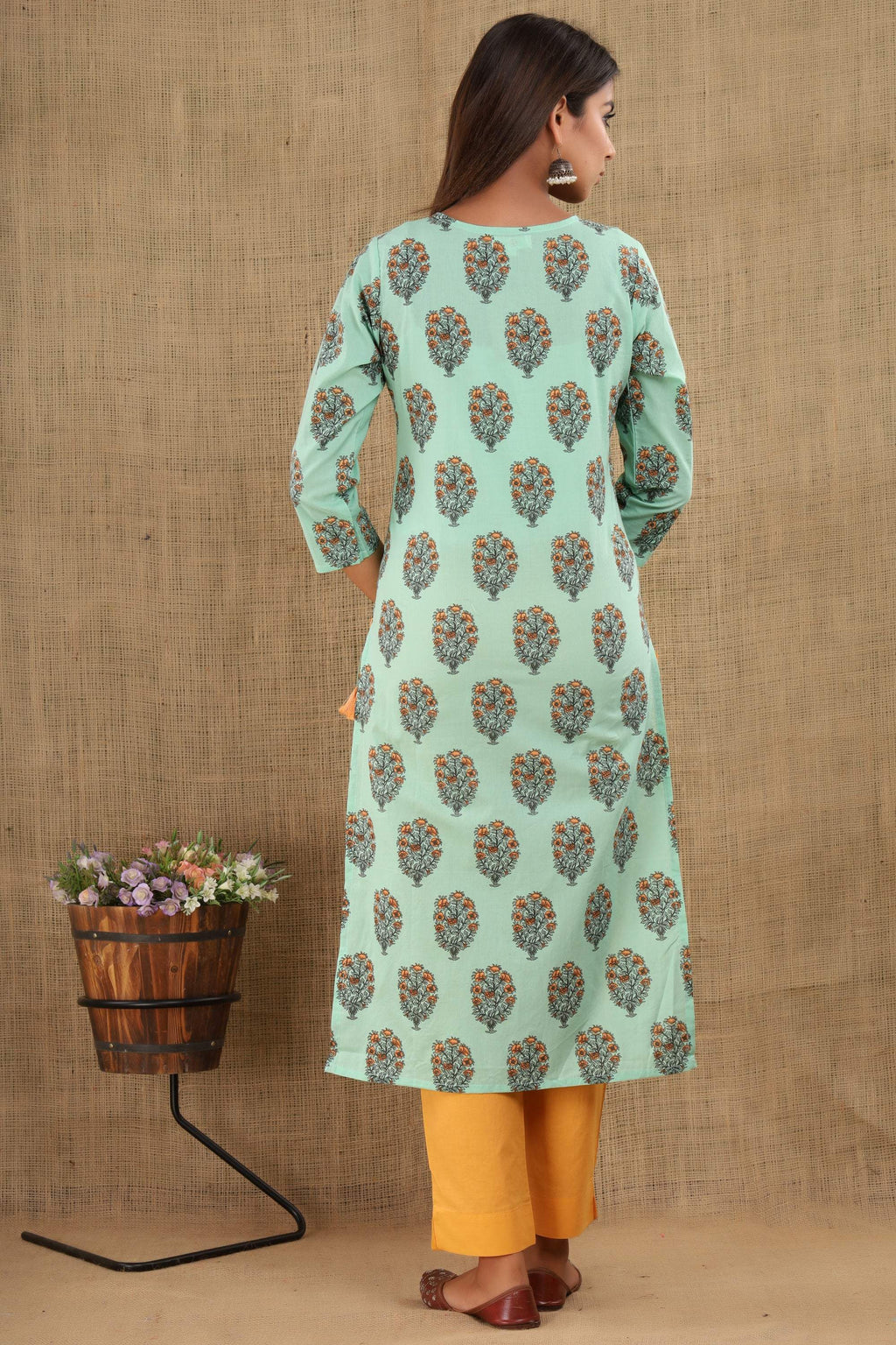 Kaajh Women's Green Booti Print Suit Set