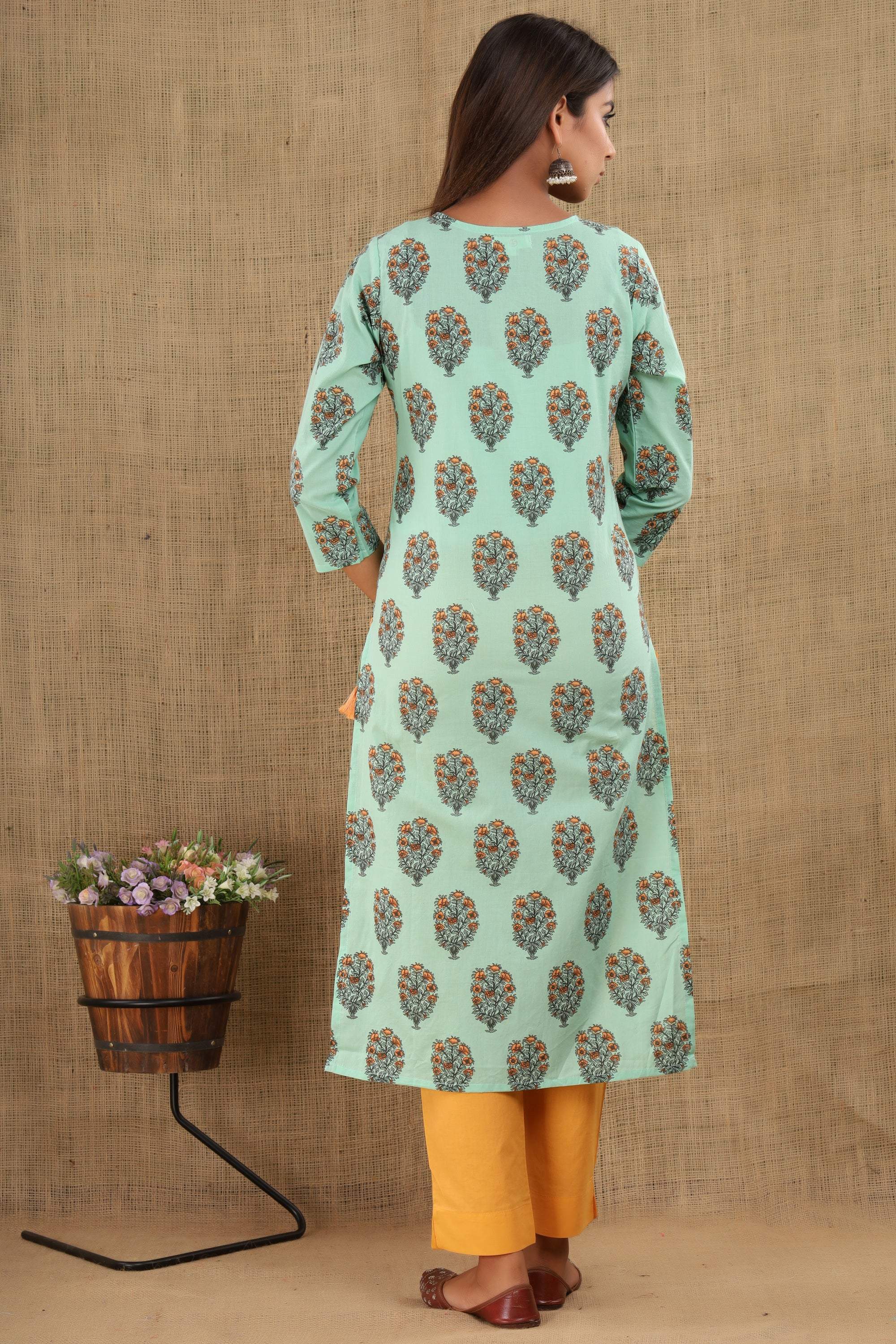 Kaajh Women's Green Booti Print Suit Set