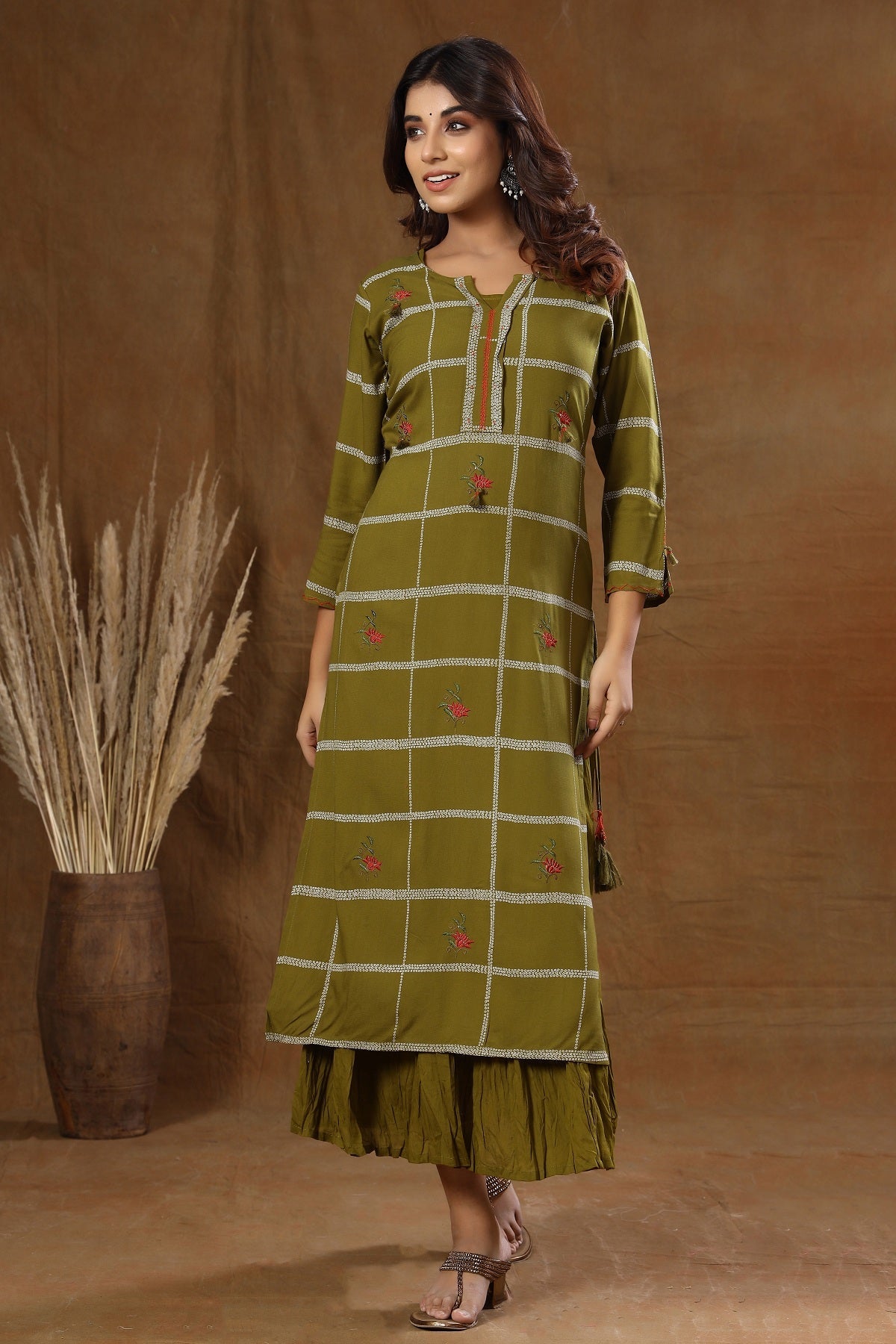 Kaajh Women's Green Embroidery Inner kurta