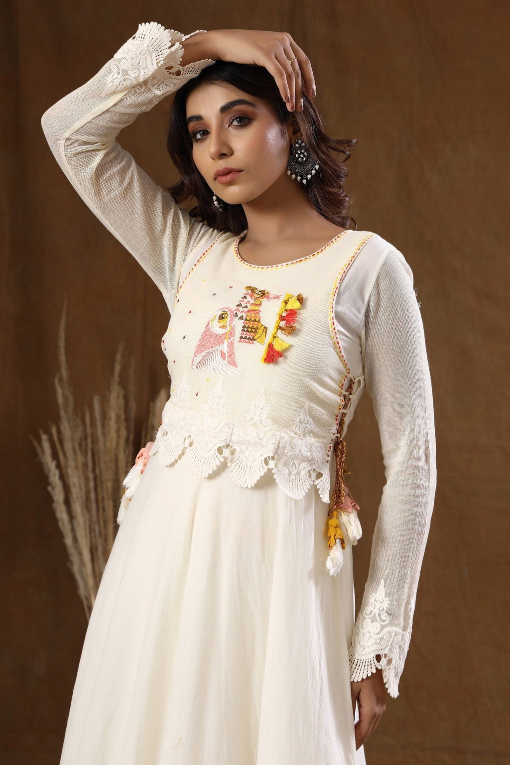 Kaajh Off White Thread Embroidery Kurta For Women