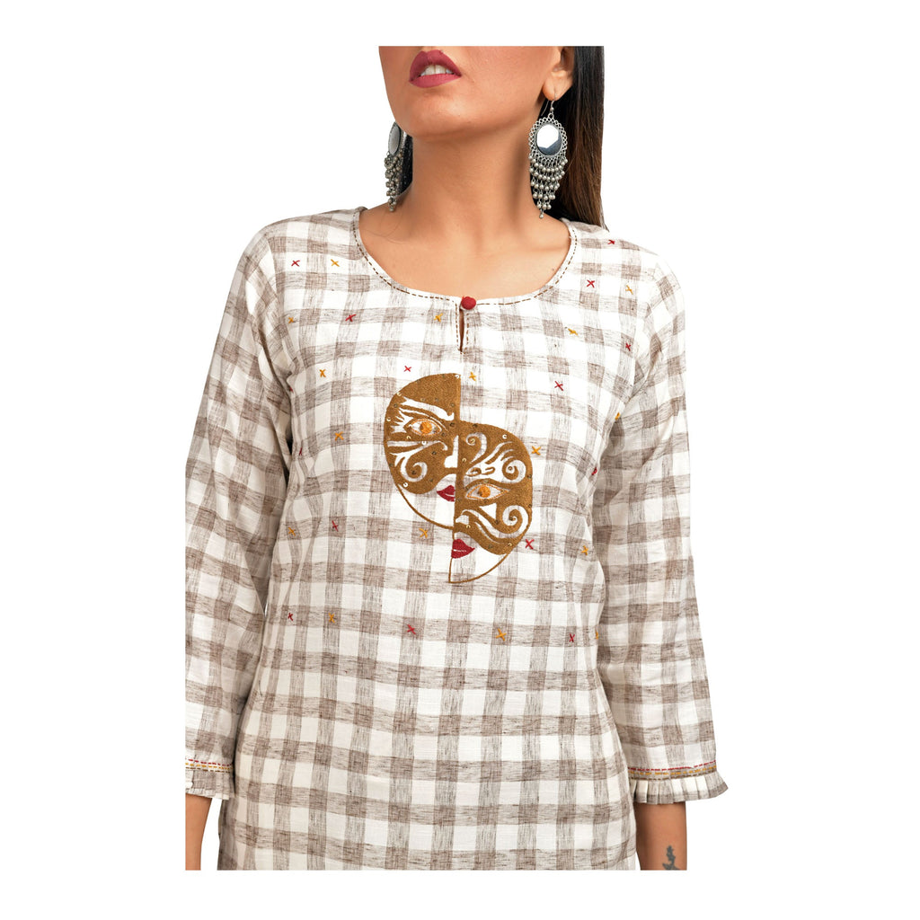 Kaajh Women's Off White Thread Embroidery Kurta