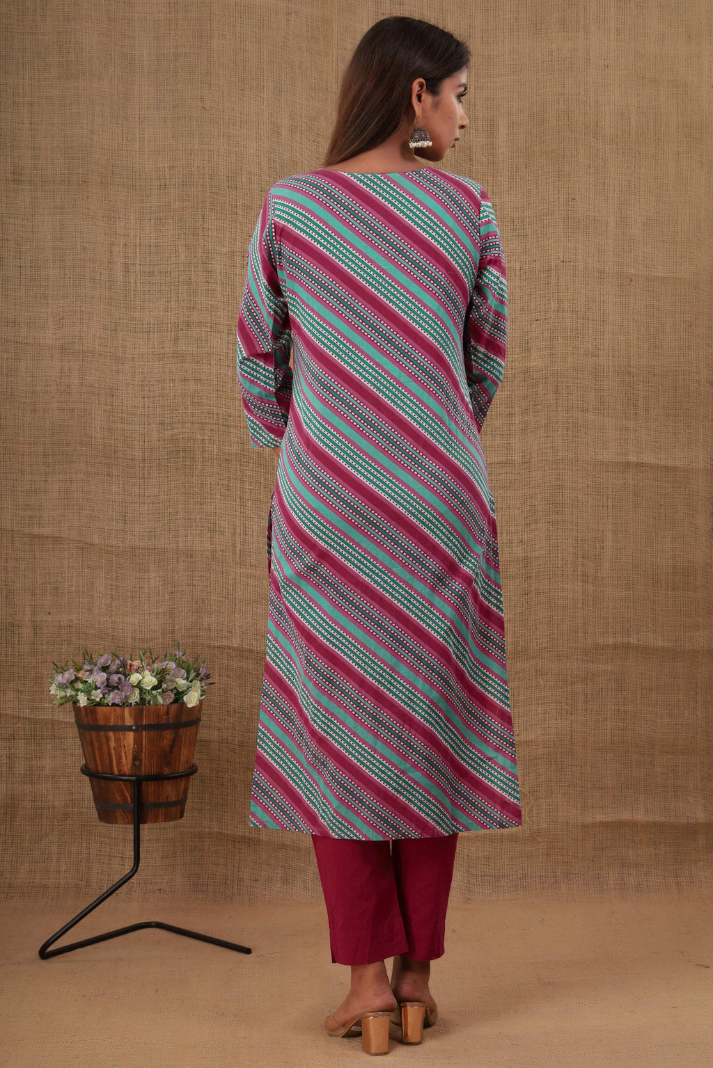 Kaajh Women's Maroon Lahariya Cotton Kurta Pant Set