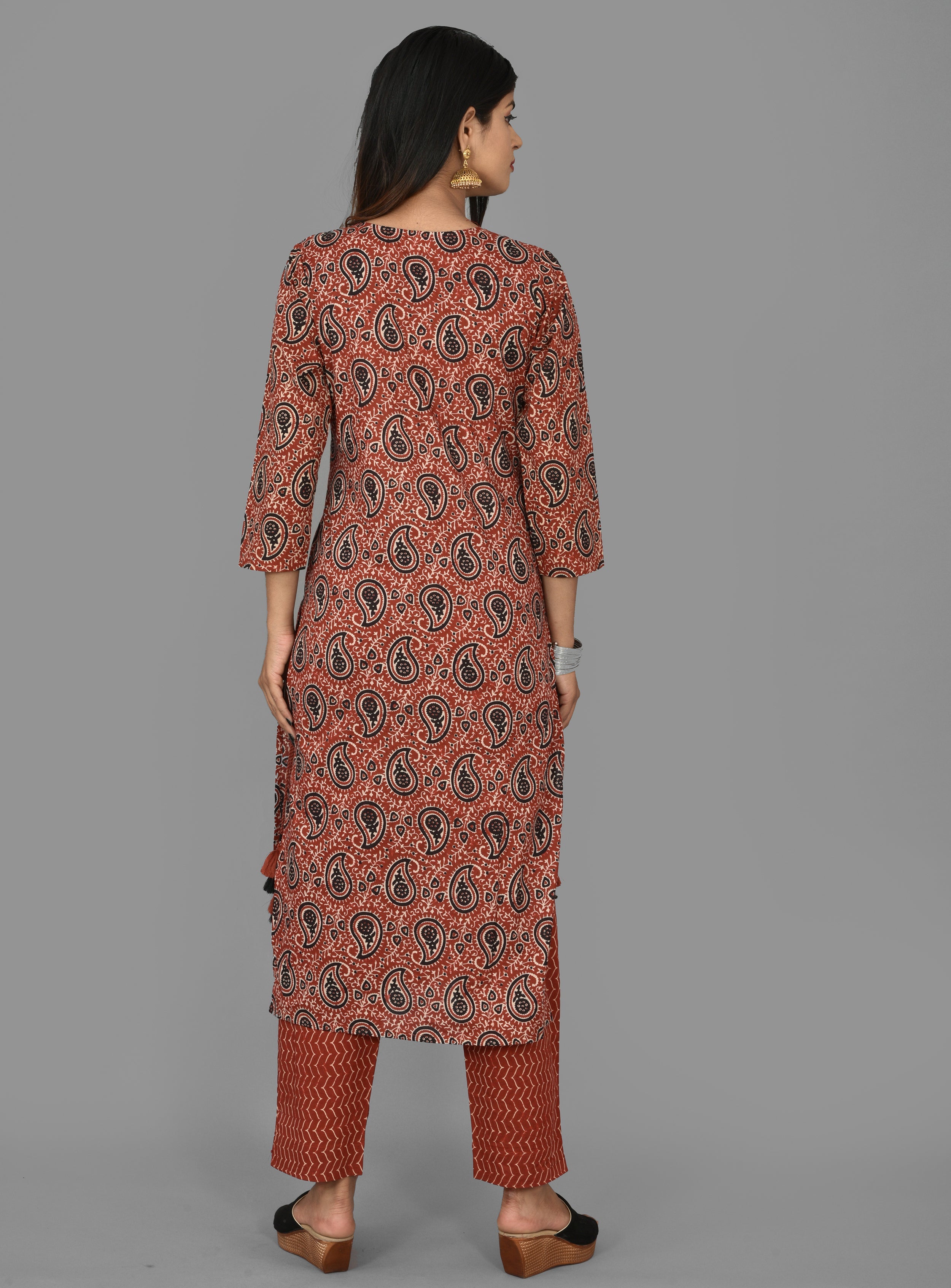 Kaajh Women's Red Paisley Print Cotton Suit Set