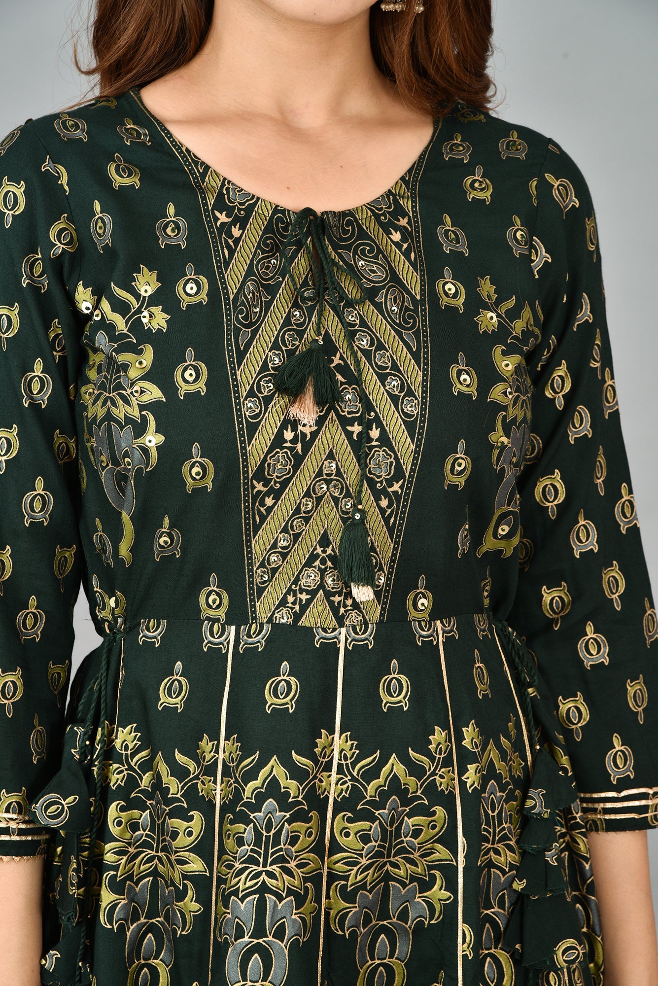 Kaajh Women's Green Gold Print Rayon Kurta