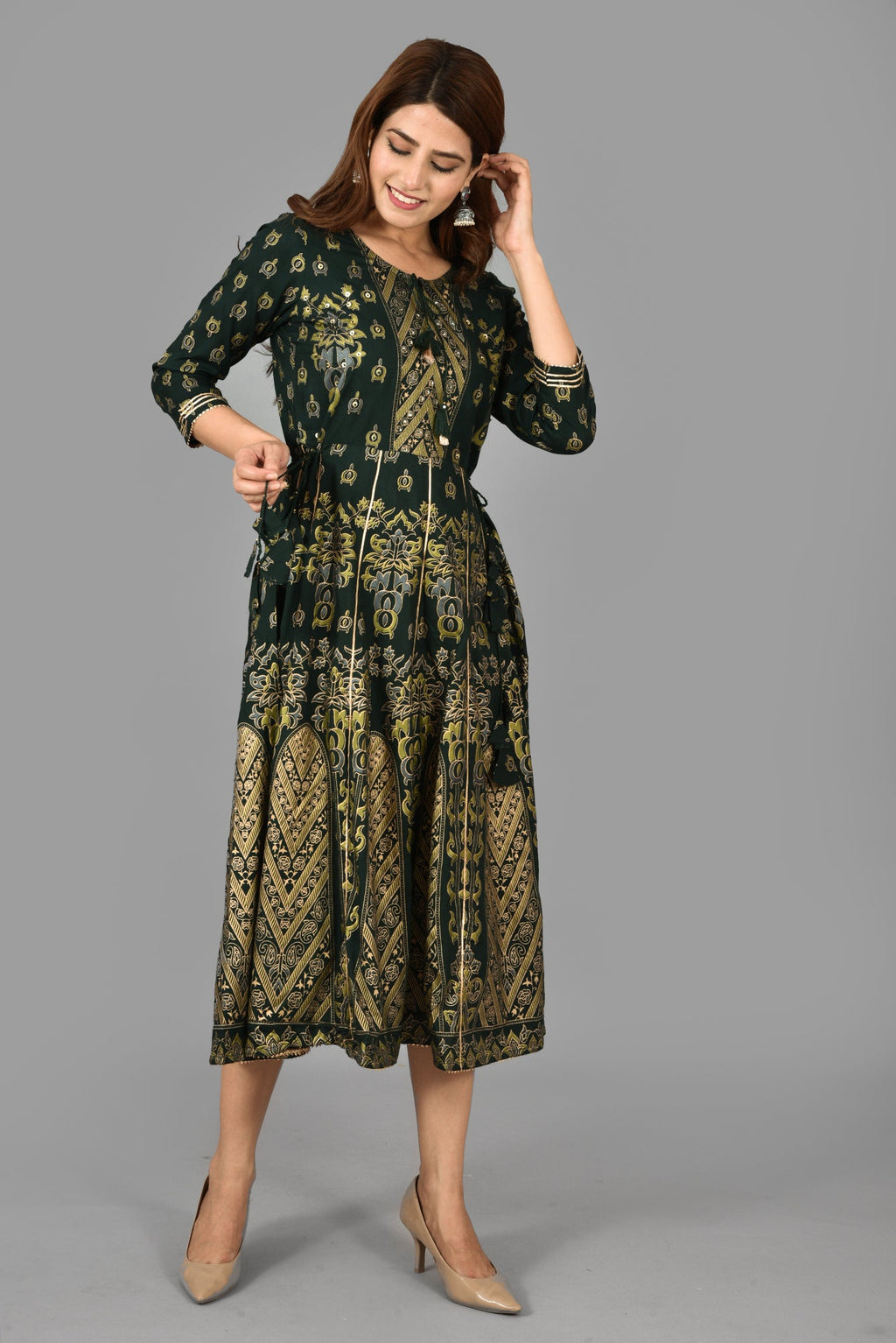 Kaajh Women's Green Gold Print Rayon Kurta