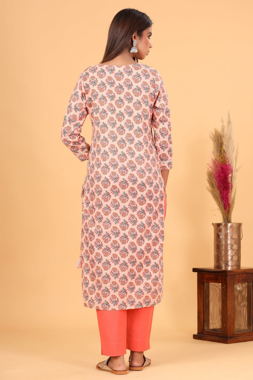 Kaajh Women's Peach Floral Printed Kurta Pant Set