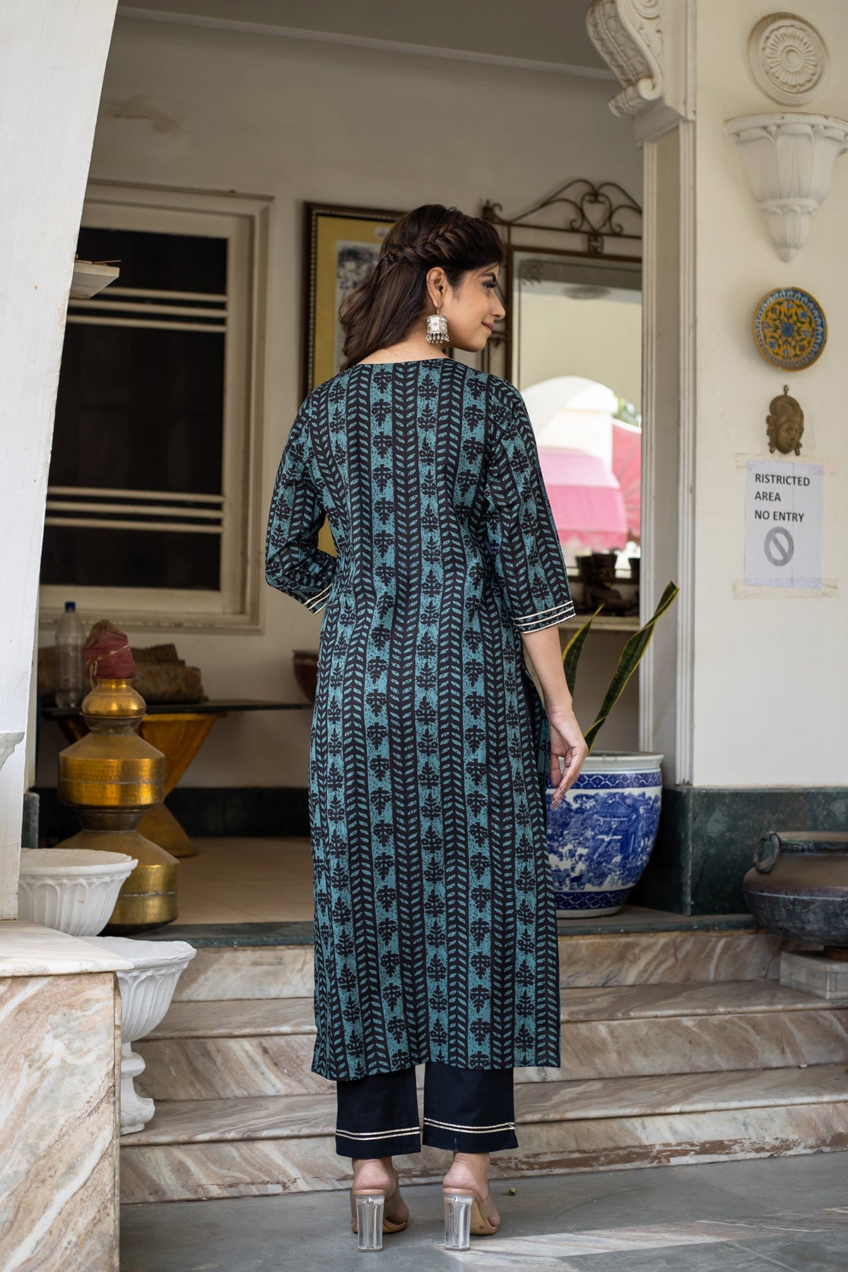 Kaajh Women's Green Embroidered Kurta Pant Set
