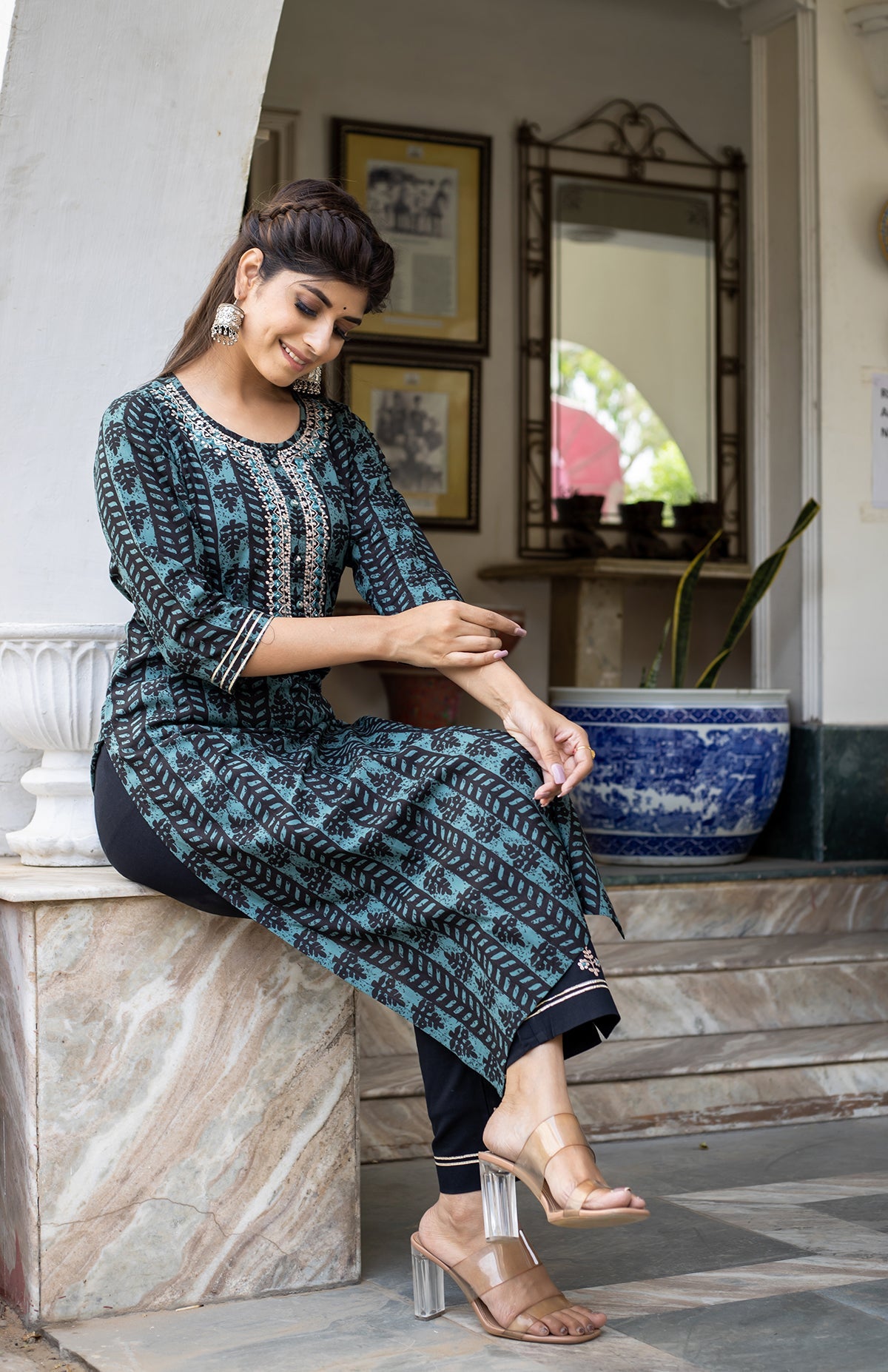 Kaajh Women's Green Embroidered Kurta Pant Set
