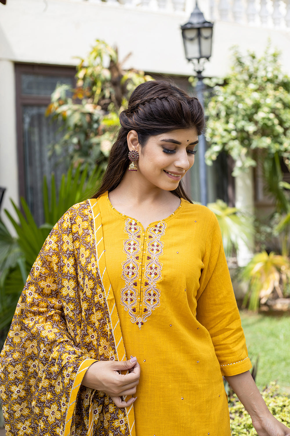Kaajh Women's Yellow Zari Embroidery Kurta Pant Set With Dupatta