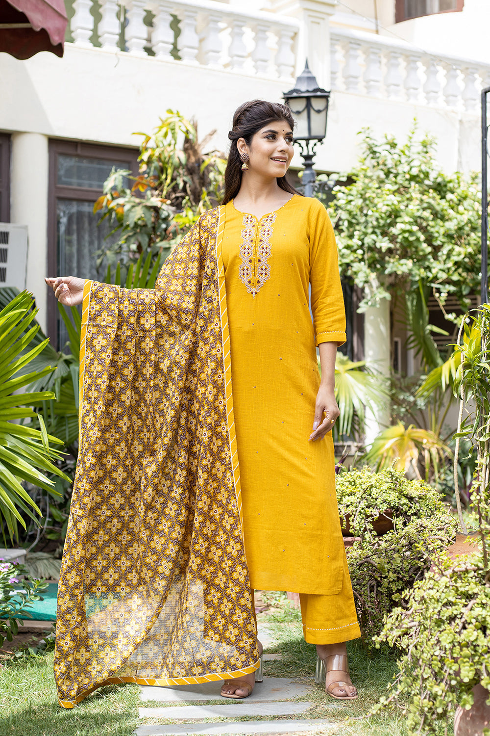 Kaajh Women's Yellow Zari Embroidery Kurta Pant Set With Dupatta