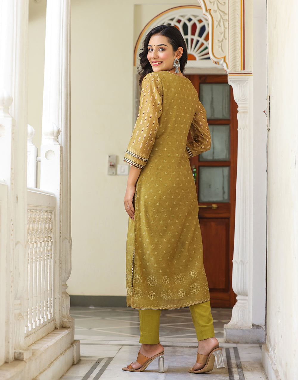Kaajh Women's Mehndi Green Chanderi Kurta Set With Dupatta And Pant