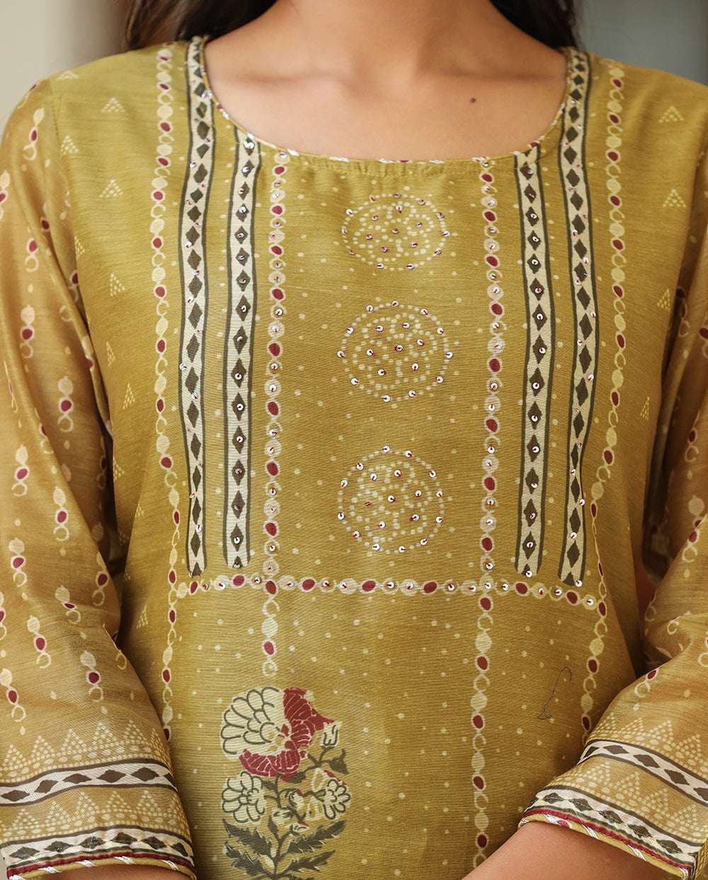 Kaajh Women's Mehndi Green Chanderi Kurta Set With Dupatta And Pant