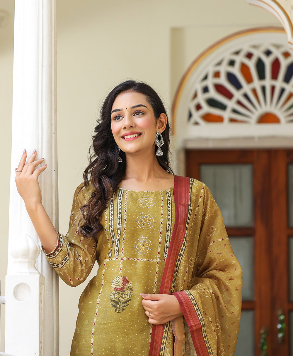 Kaajh Women's Mehndi Green Chanderi Kurta Set With Dupatta And Pant