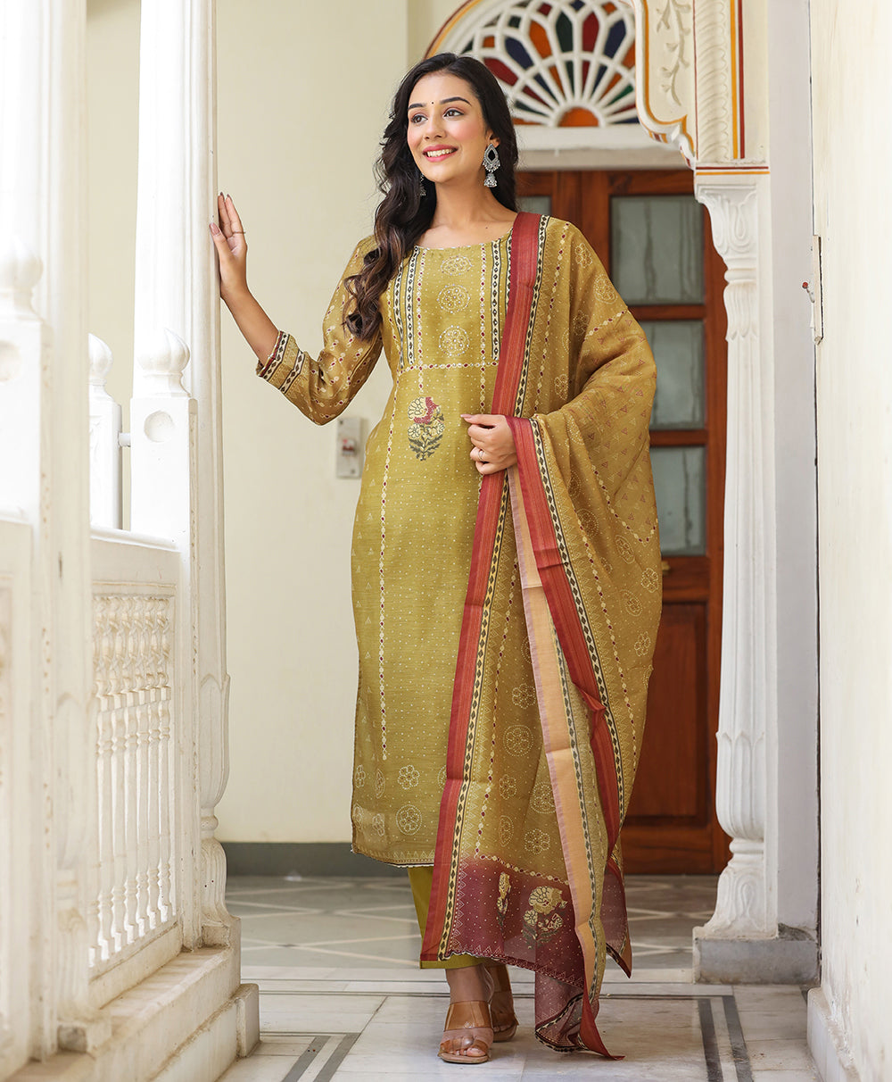Kaajh Women's Mehndi Green Chanderi Kurta Set With Dupatta And Pant