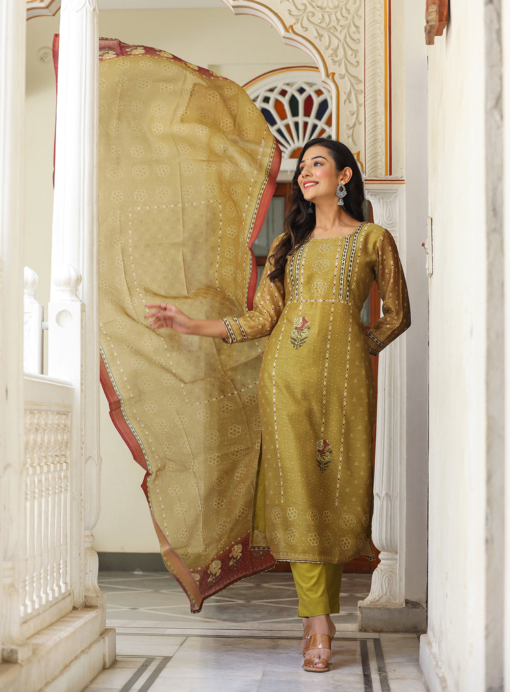 Kaajh Women's Mehndi Green Chanderi Kurta Set With Dupatta And Pant