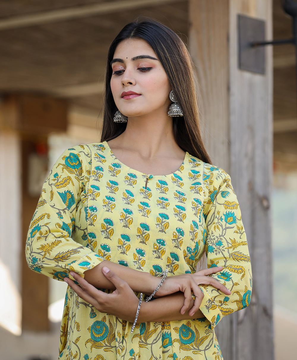 Kaajh Women's Yellow Floral Print Side Slit Cotton Kurta Pant Set