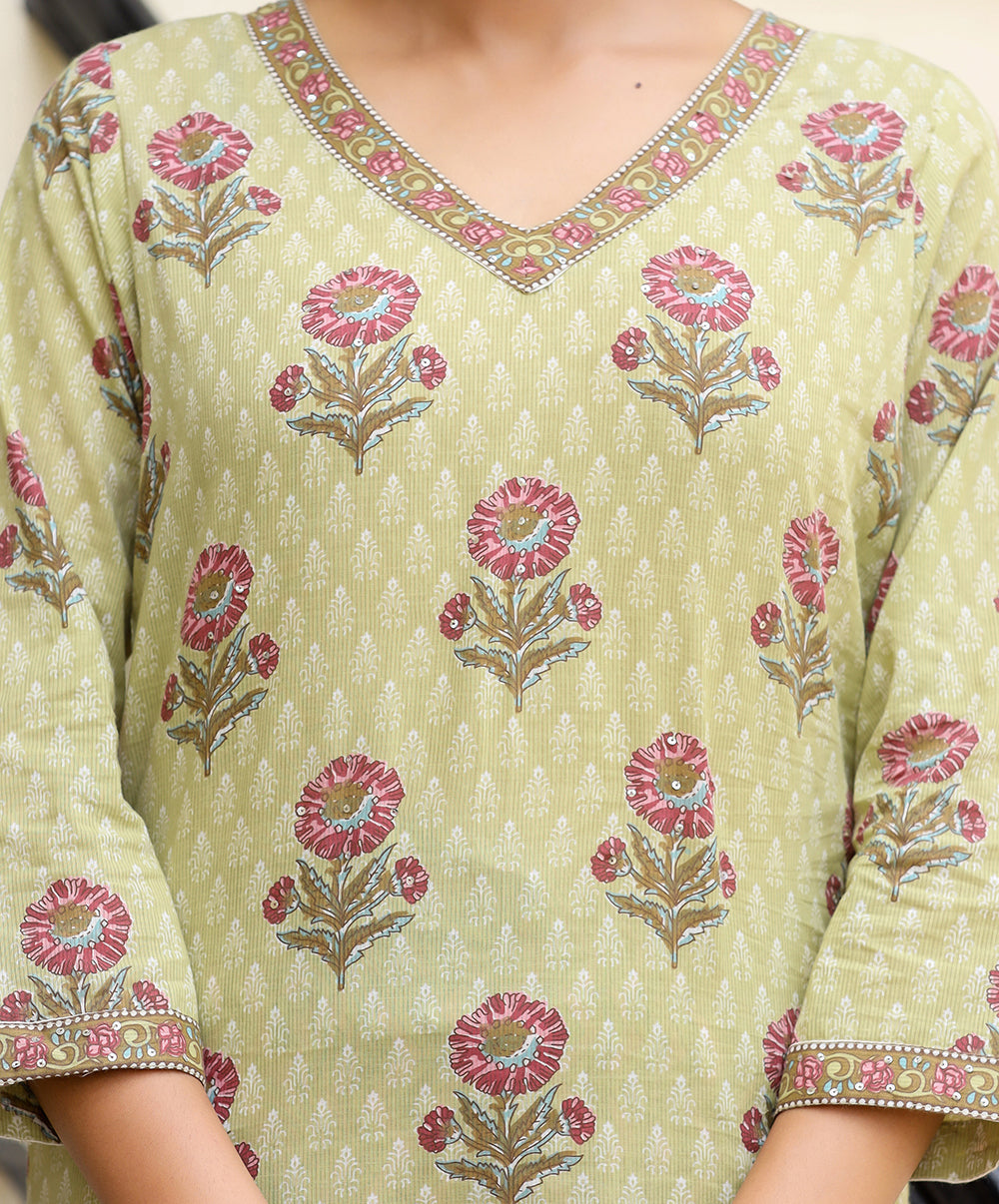 Kaajh Women's Green Floral Printed Cotton Kurta Pant Set