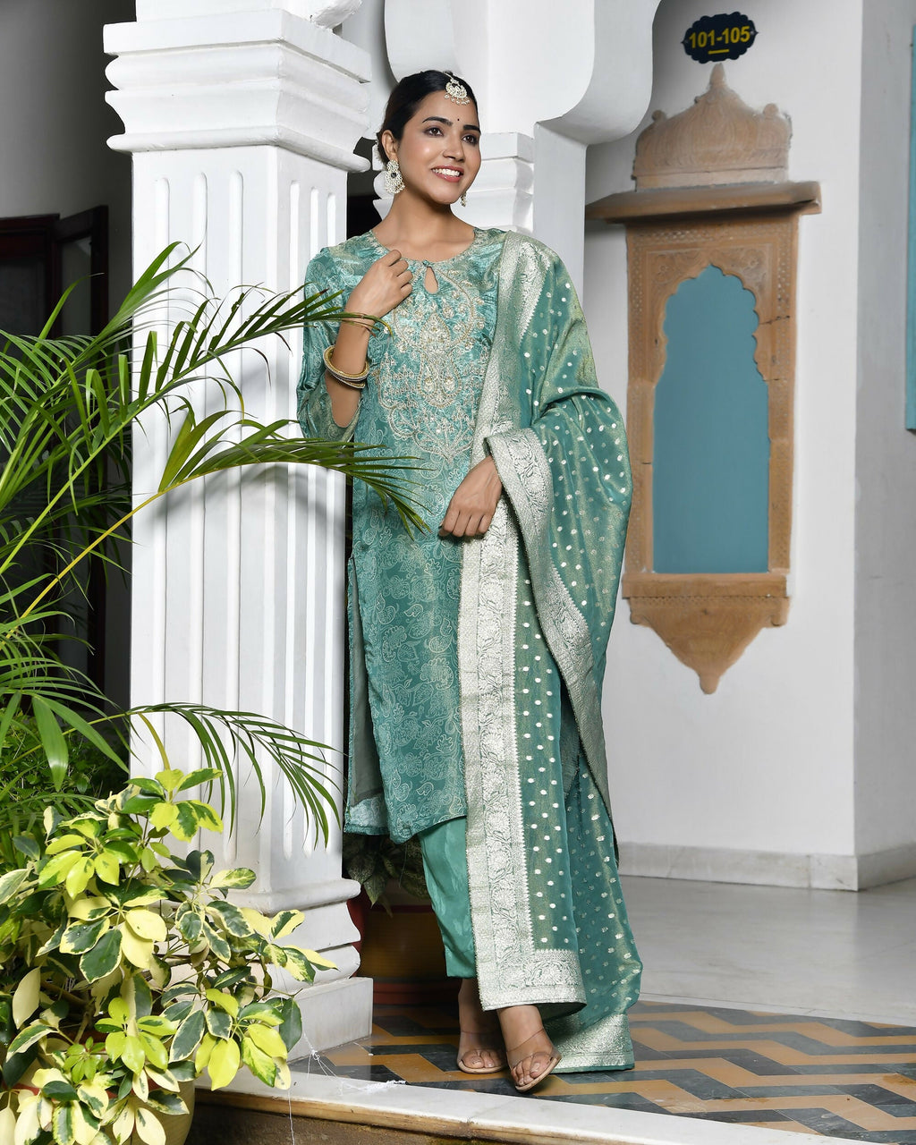 Vaasva Women's Digital Printed Tissue Suit Set With Solid Pant & Brocade Dupatta