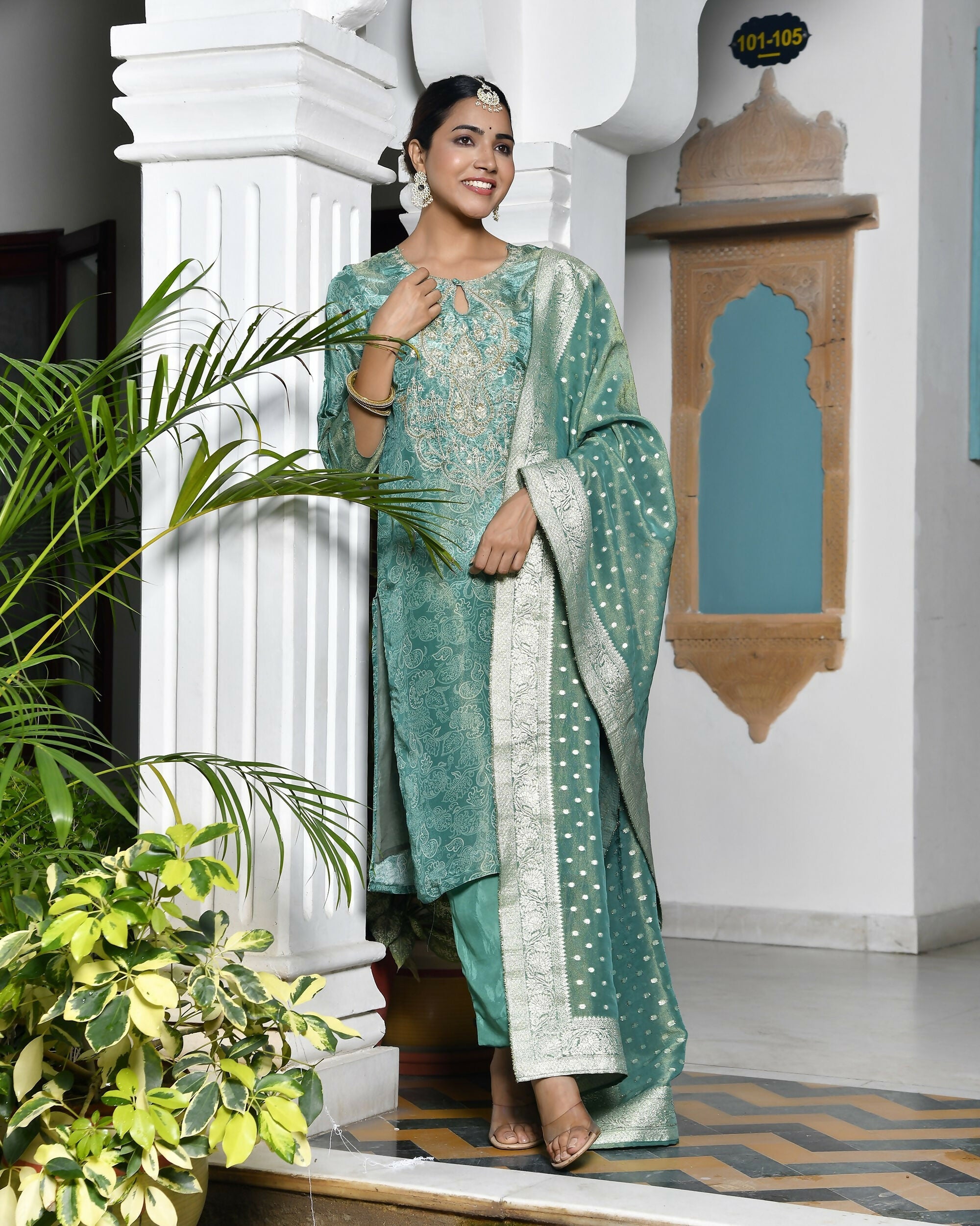 Vaasva Women's Digital Printed Tissue Suit Set With Solid Pant & Brocade Dupatta