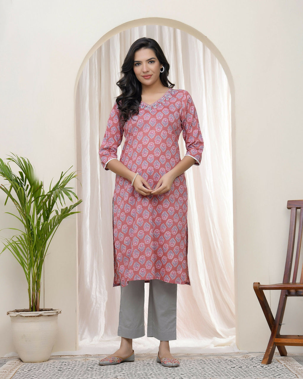 Vaasva Women Pink Cotton Printed Straight Kurti With Pant