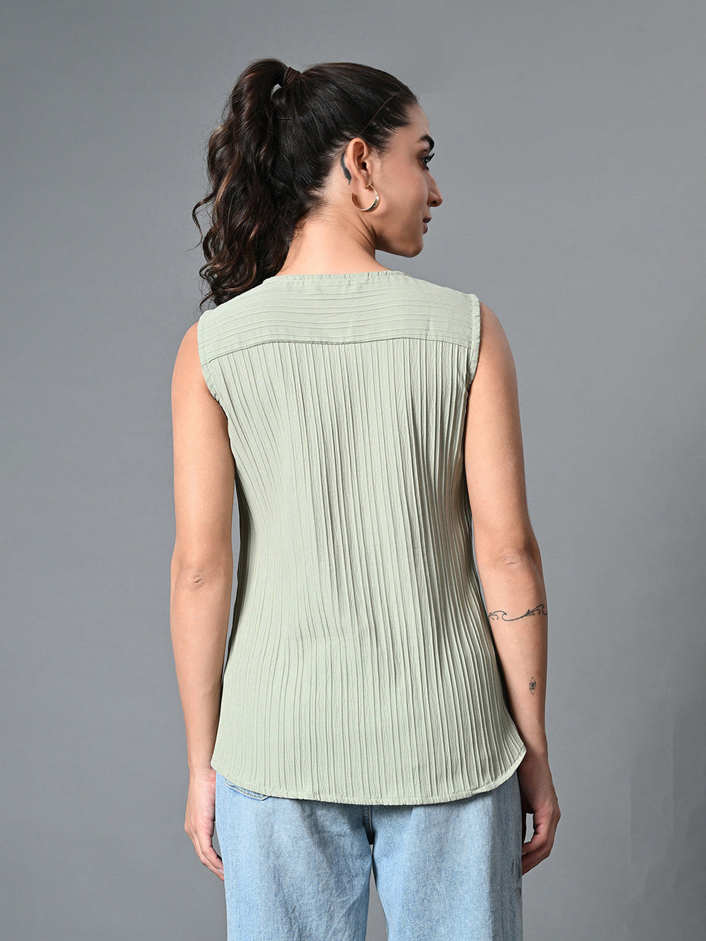 Myshka Women's Keyhole Neck Sleeveless Top in Olive Color