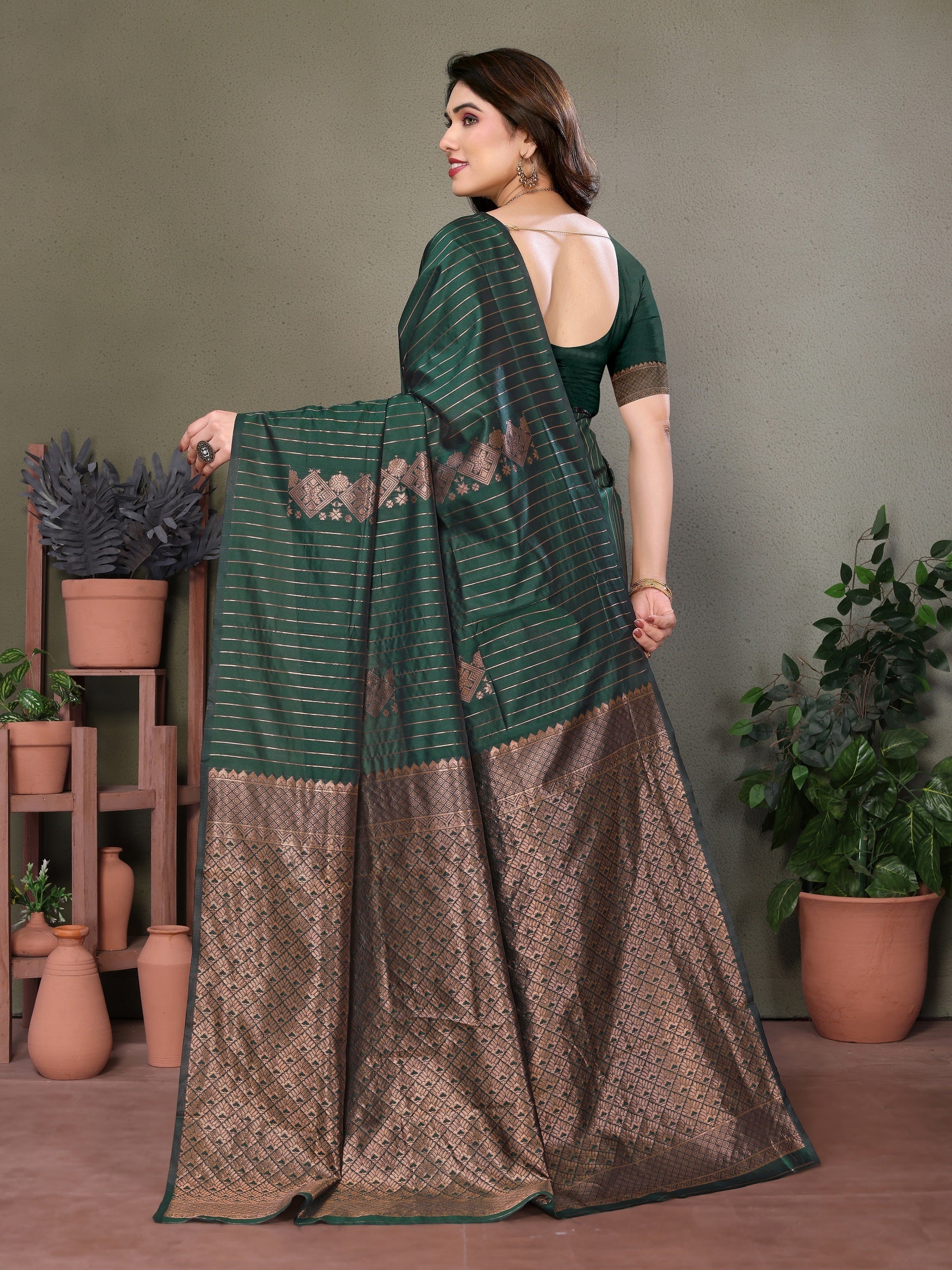 Vedant Vastram Litchi Silk Banarasi Silk Saree - Bottle Green