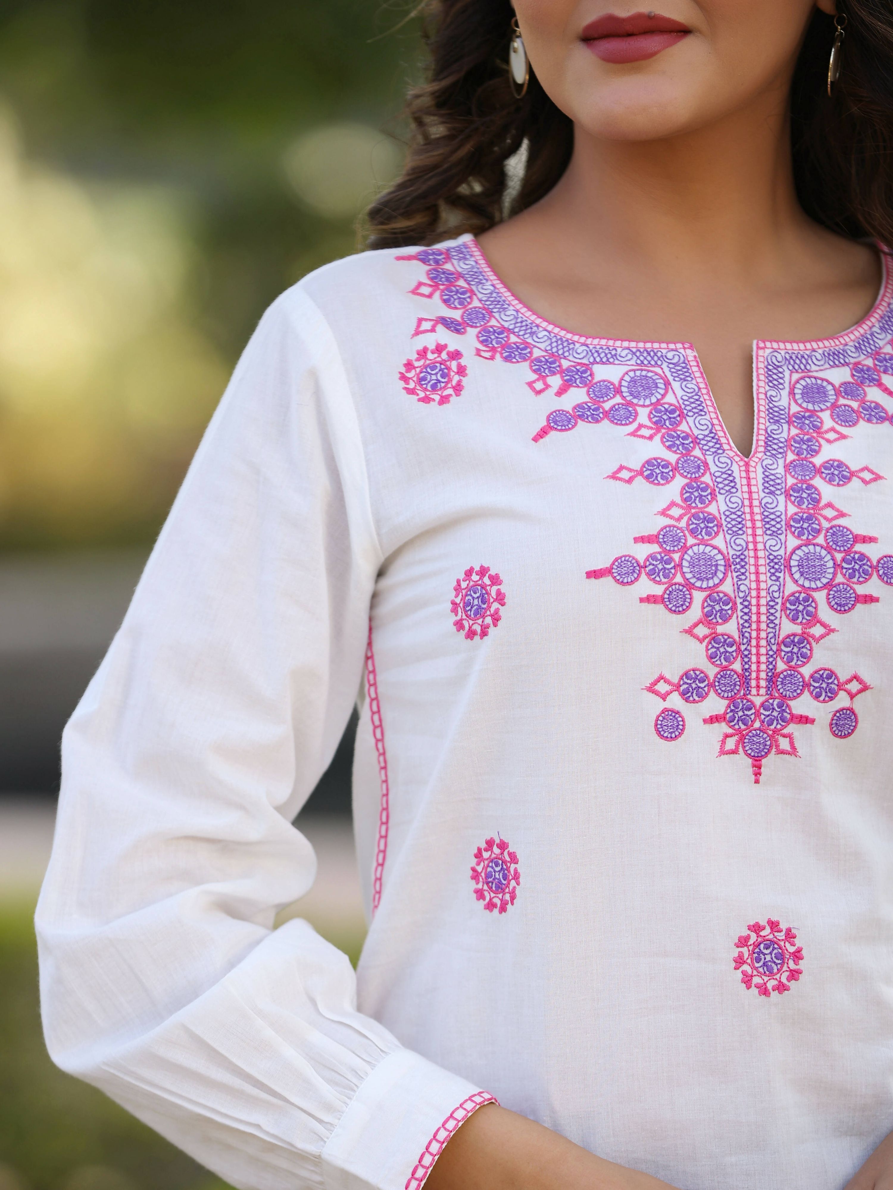 Juniper Women's Off-White Cambric Solid Embroidered Tunic