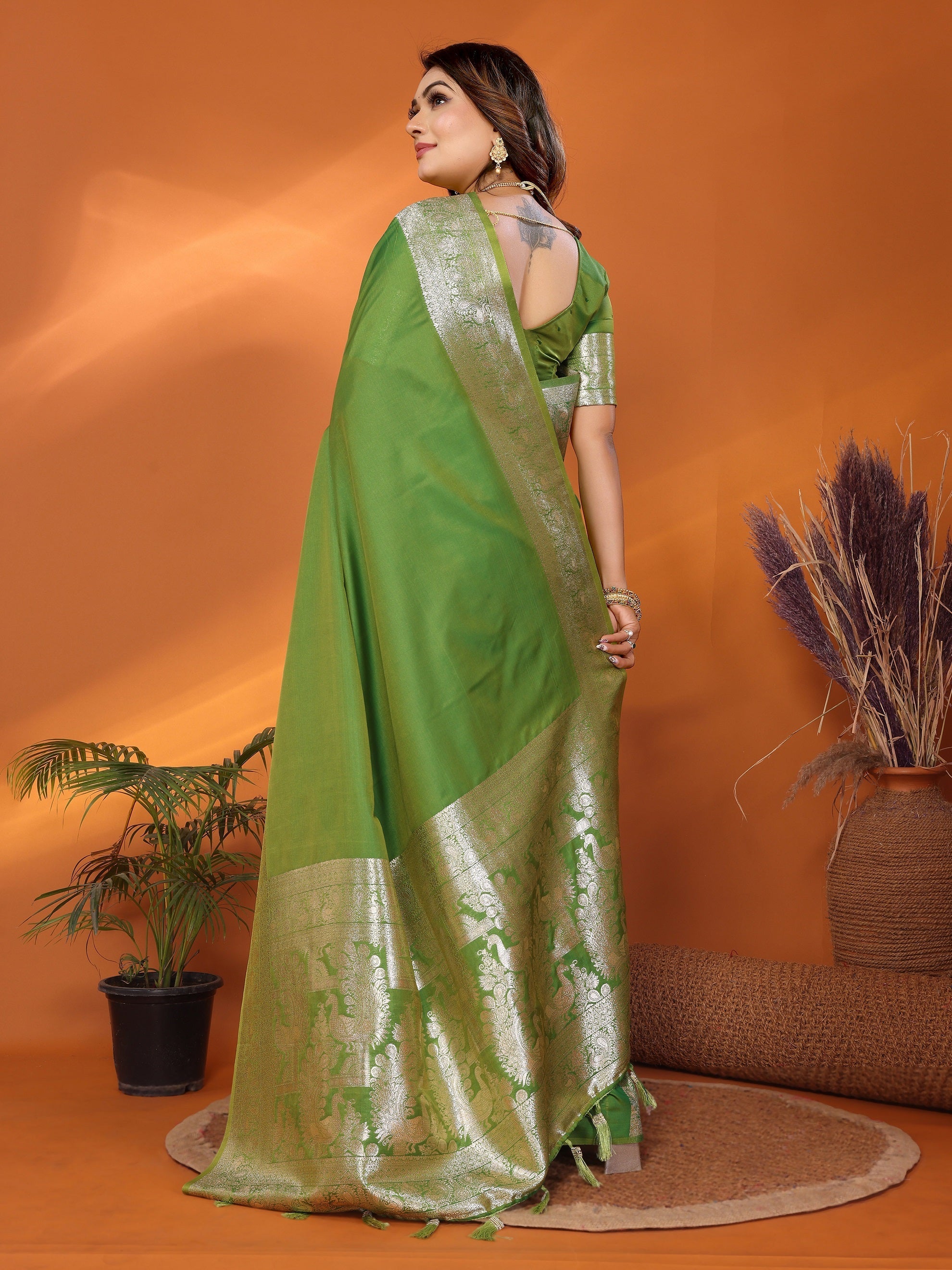 Vedant Vastram Soft Litchi Silk Banarasi Silk Saree - Mahendi