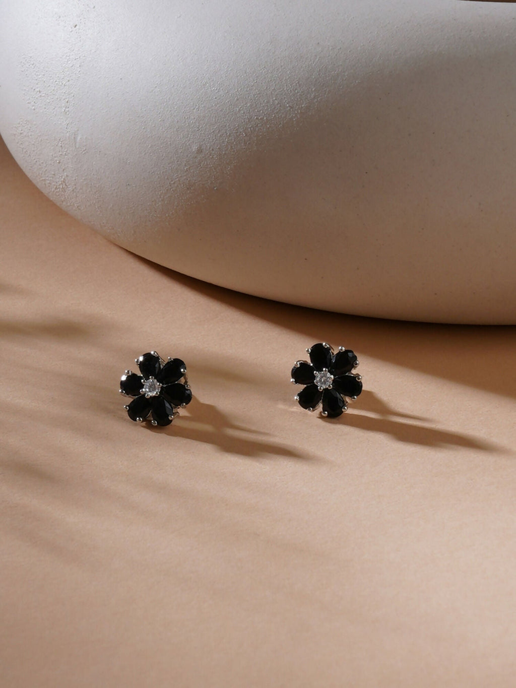 stone stud (Black and white) - Ruby Raang