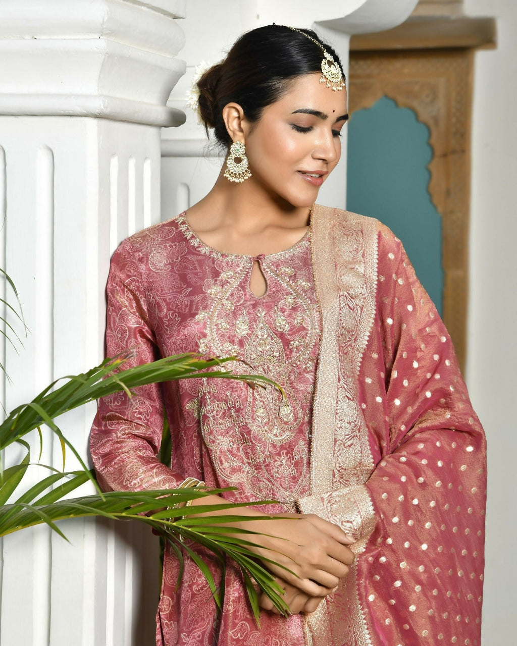 Vaasva Women's Digital Printed Tissue Suit Set With Solid Pant & Brocade Dupatta