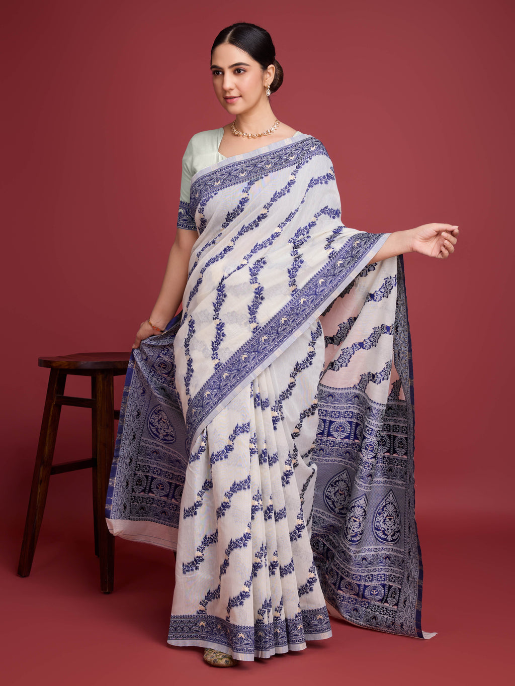 Vedant Vastram Dhakai Jamdani Cotton Saree - Navy