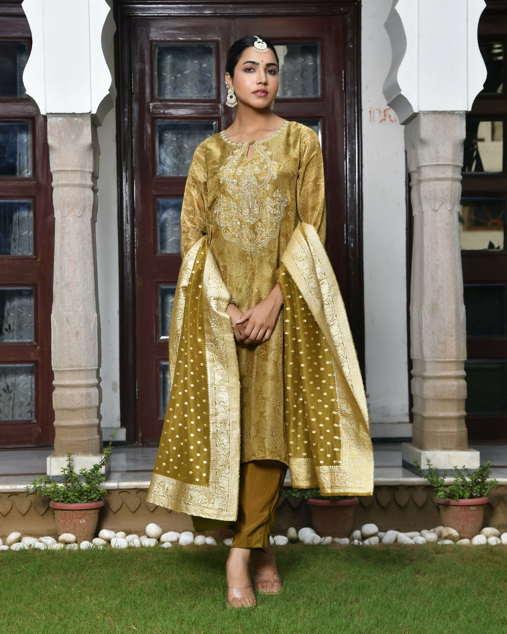 Vaasva Women's Digital Printed Tissue Suit Set With Solid Pant & Brocade Dupatta