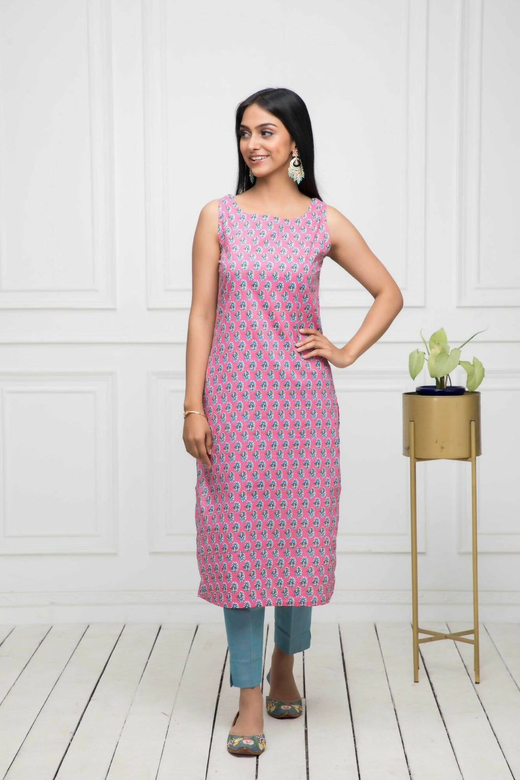 Myshka Women Pink Solid Cotton Straight Round Neck Kurtas