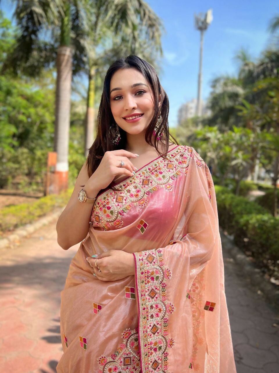 Vastranavya Twill Net Designer Embroidery & Colour Thread & Diamond work Saree with Blouse Material - Peach