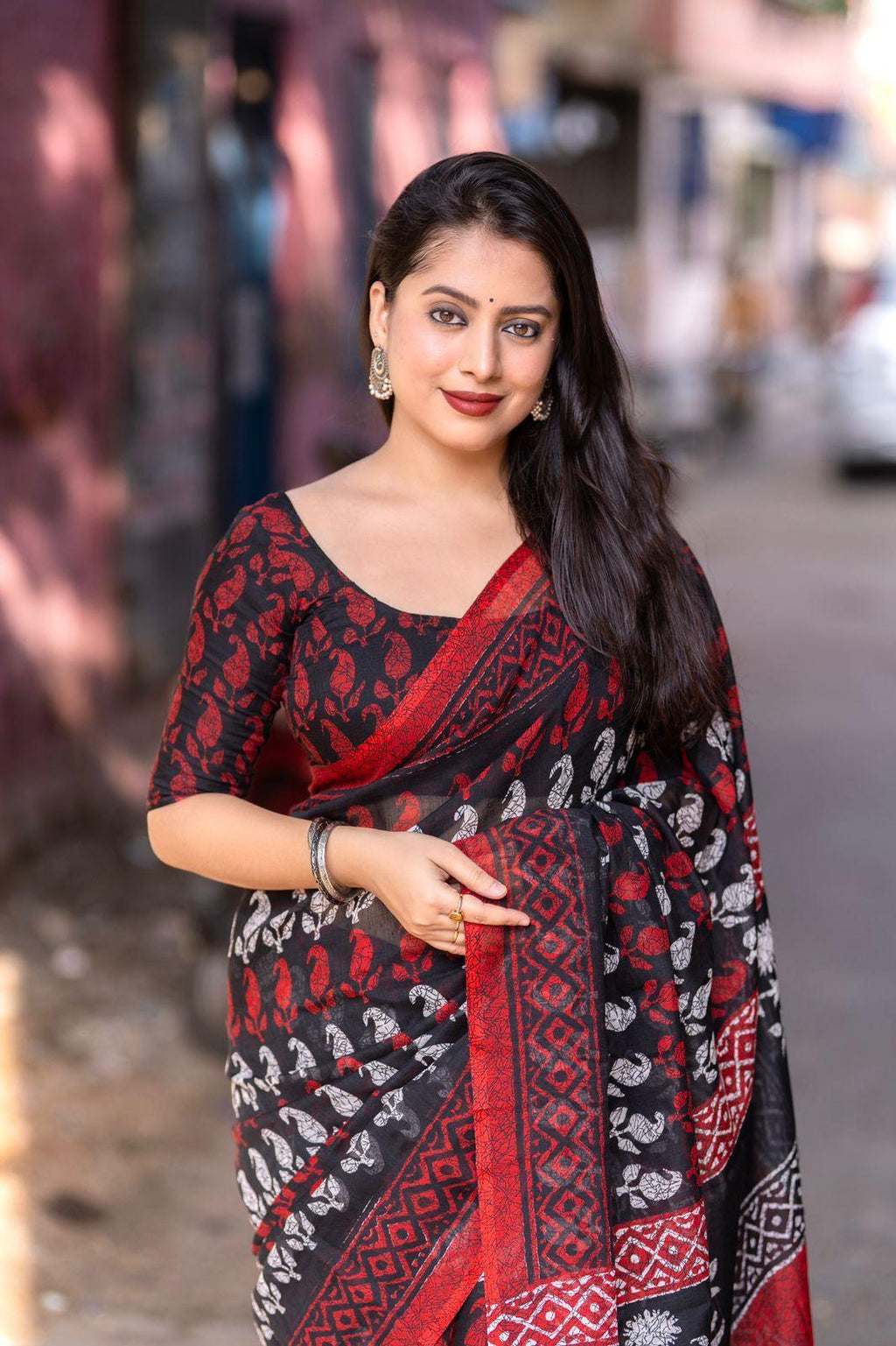 Red Linen Blend Ethnic Motifs Saree with Unstitched Blouse - A2M