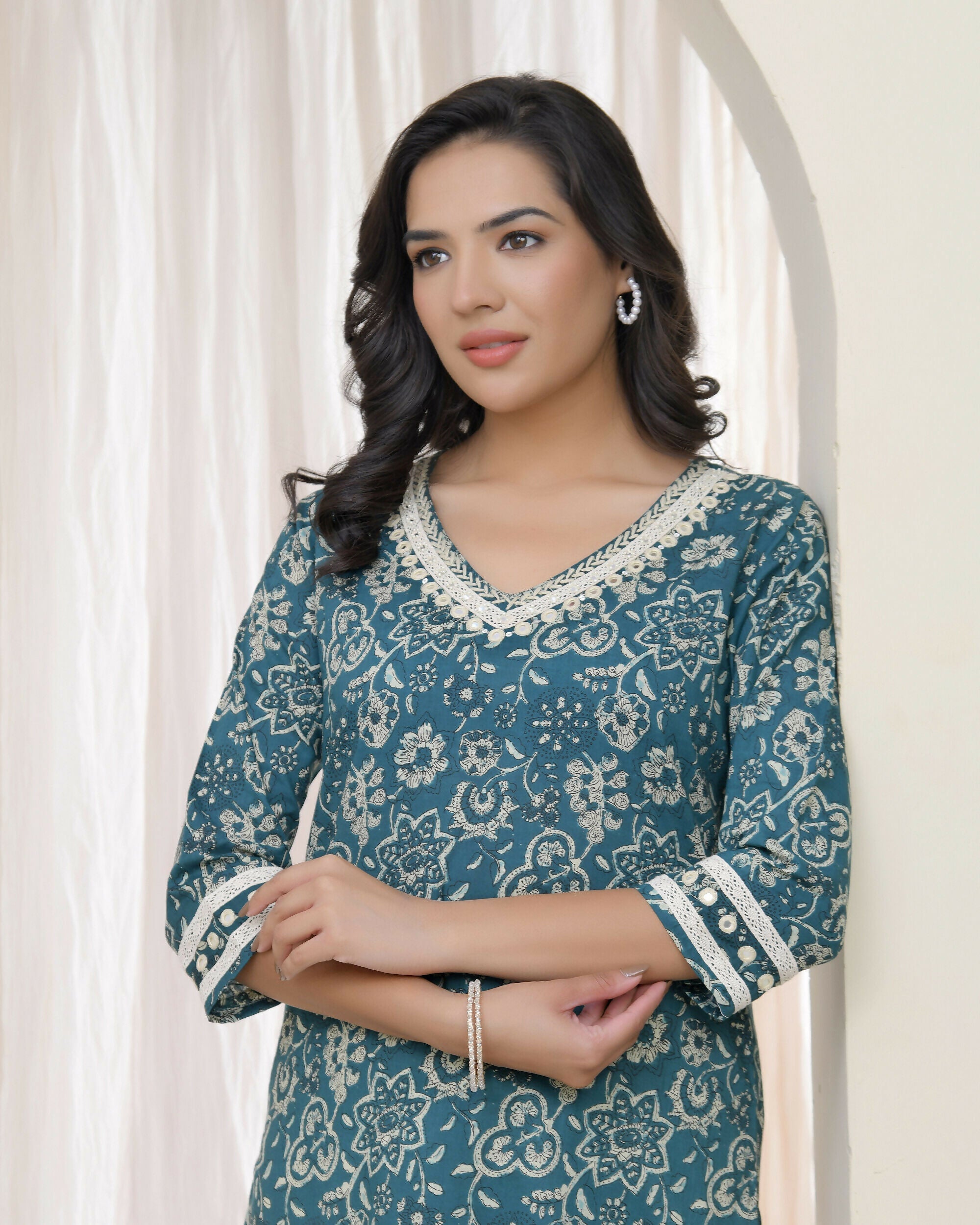 Vaasva Women Ferozi Cotton Printed Straight Kurti With Pant