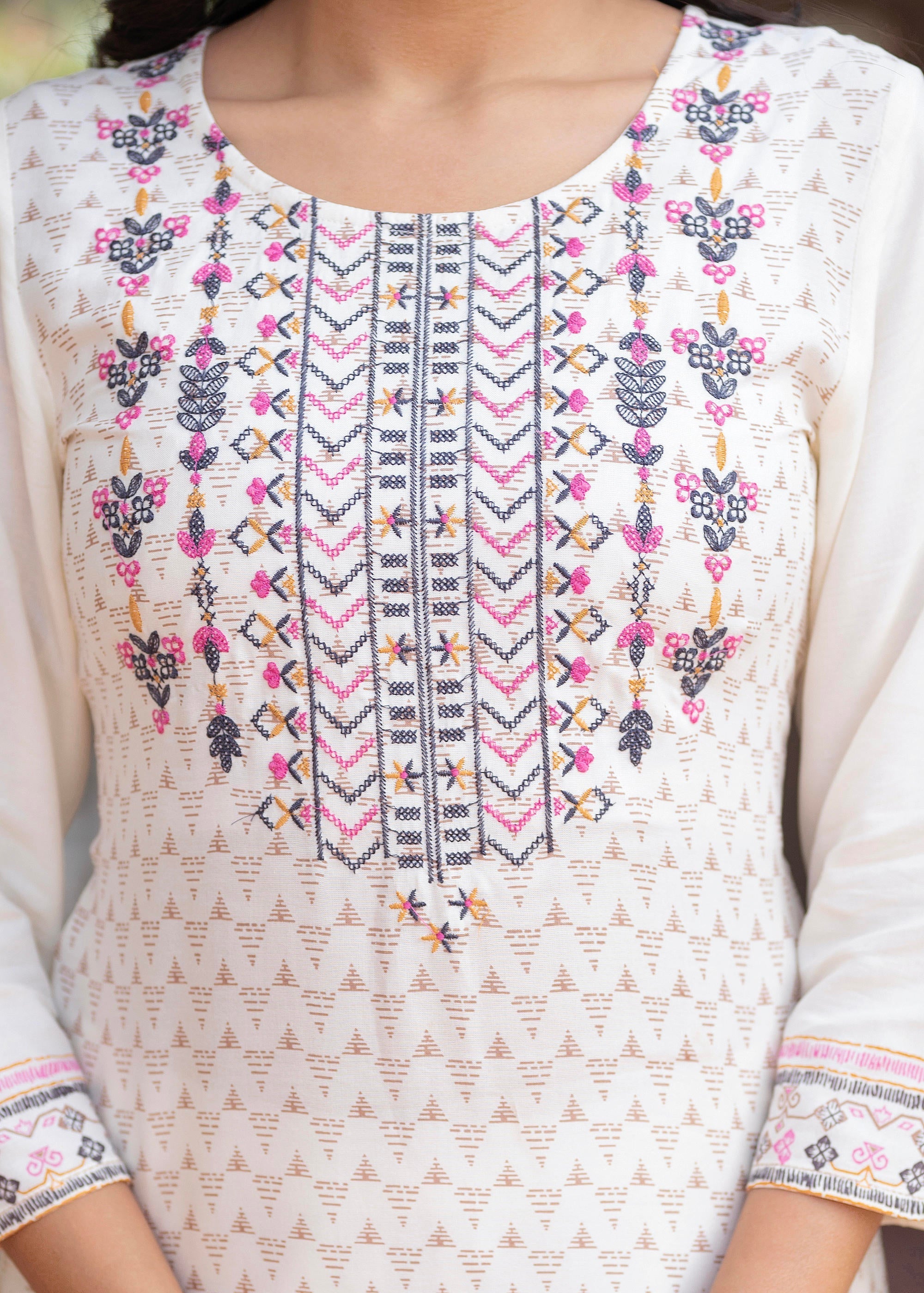 Juniper Off White Viscose Ethnic Motif Kurta With Thread Work
