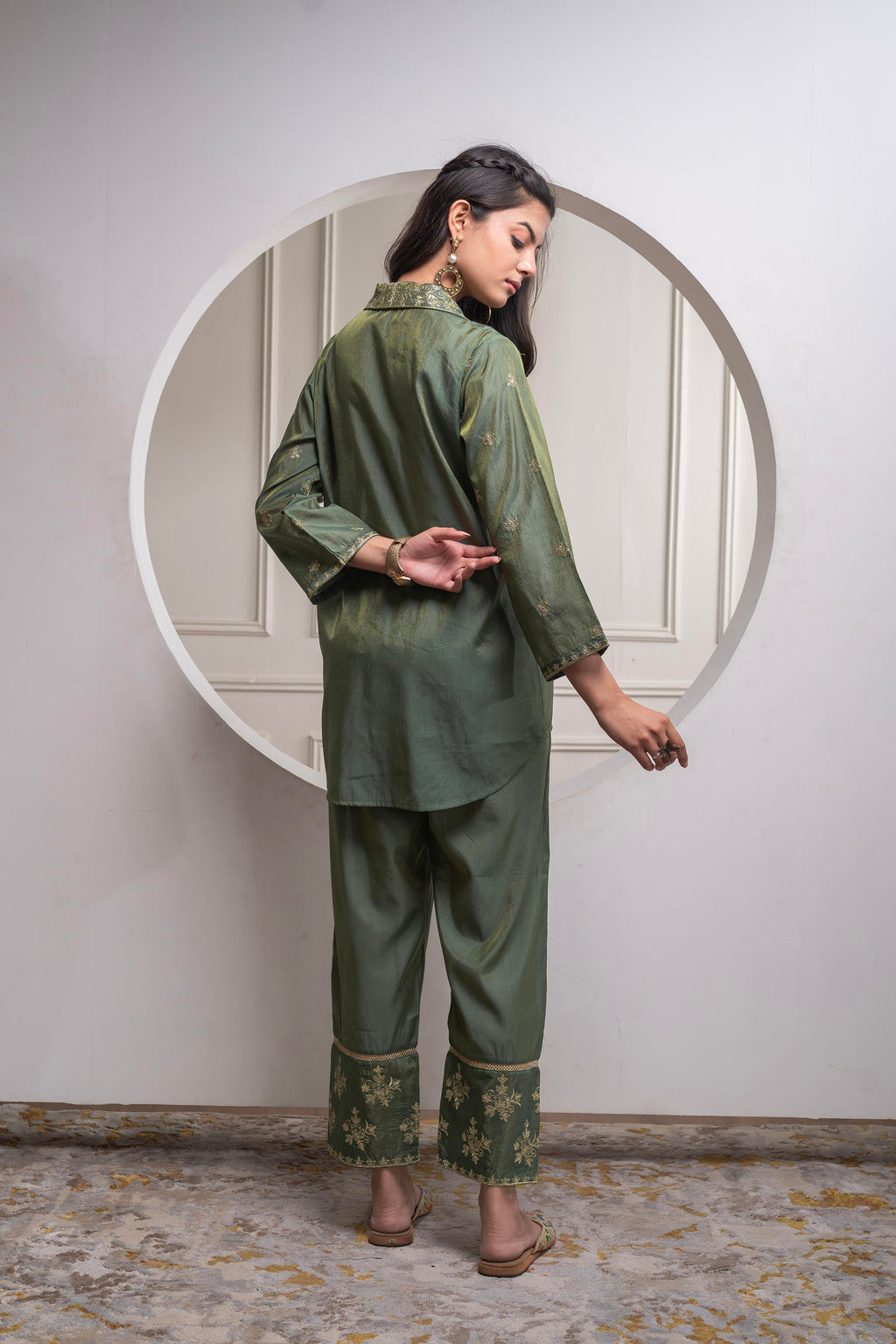 Juniper Fuchsia Solid Green Viscose Tunic And Pants Co-Ord Set With Zari Work And Button Detailing