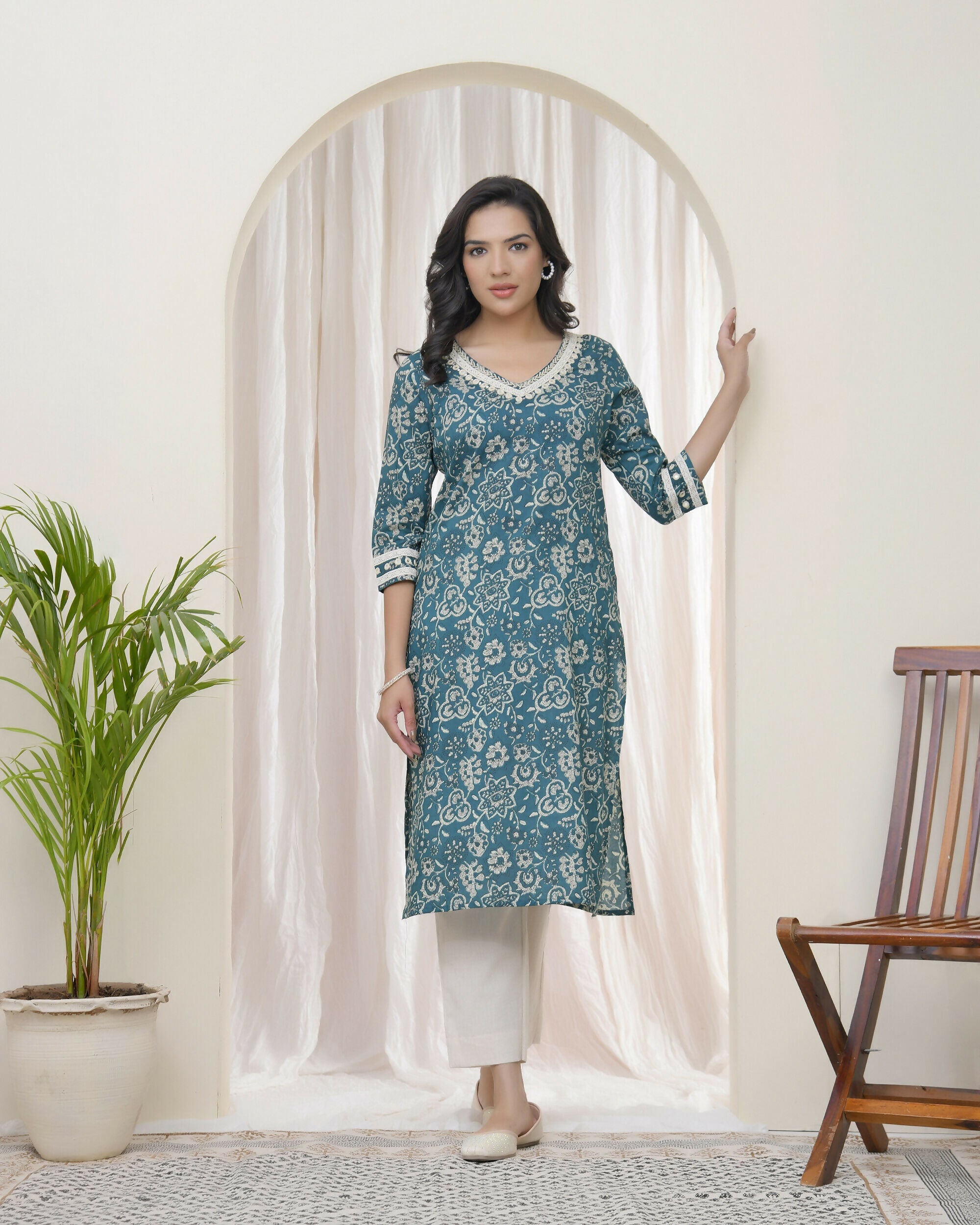 Vaasva Women Ferozi Cotton Printed Straight Kurti With Pant