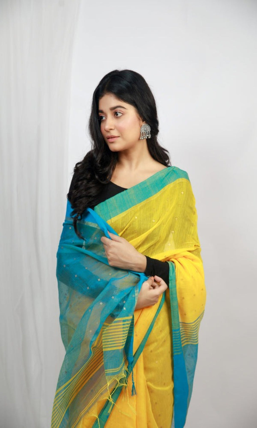 Piyari Fashion Handloom Cotton Blend Yellow Sequin Saree