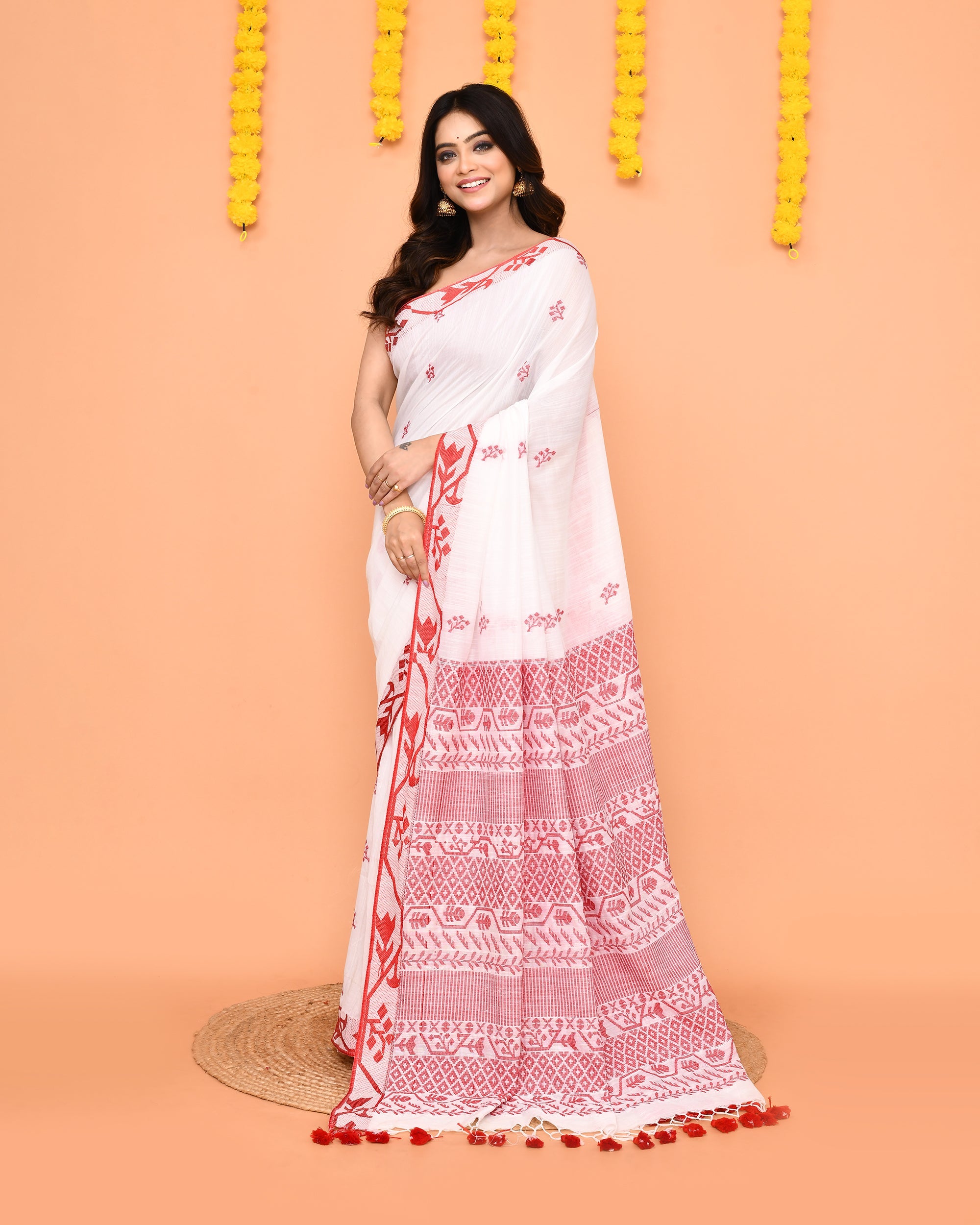 Piyari Fashion Women's White Cotton Handloom Saree With Tassels