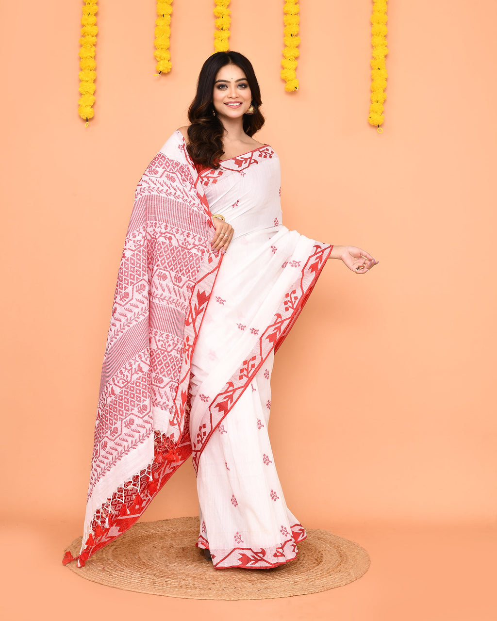 Piyari Fashion Women's White Cotton Handloom Saree With Tassels