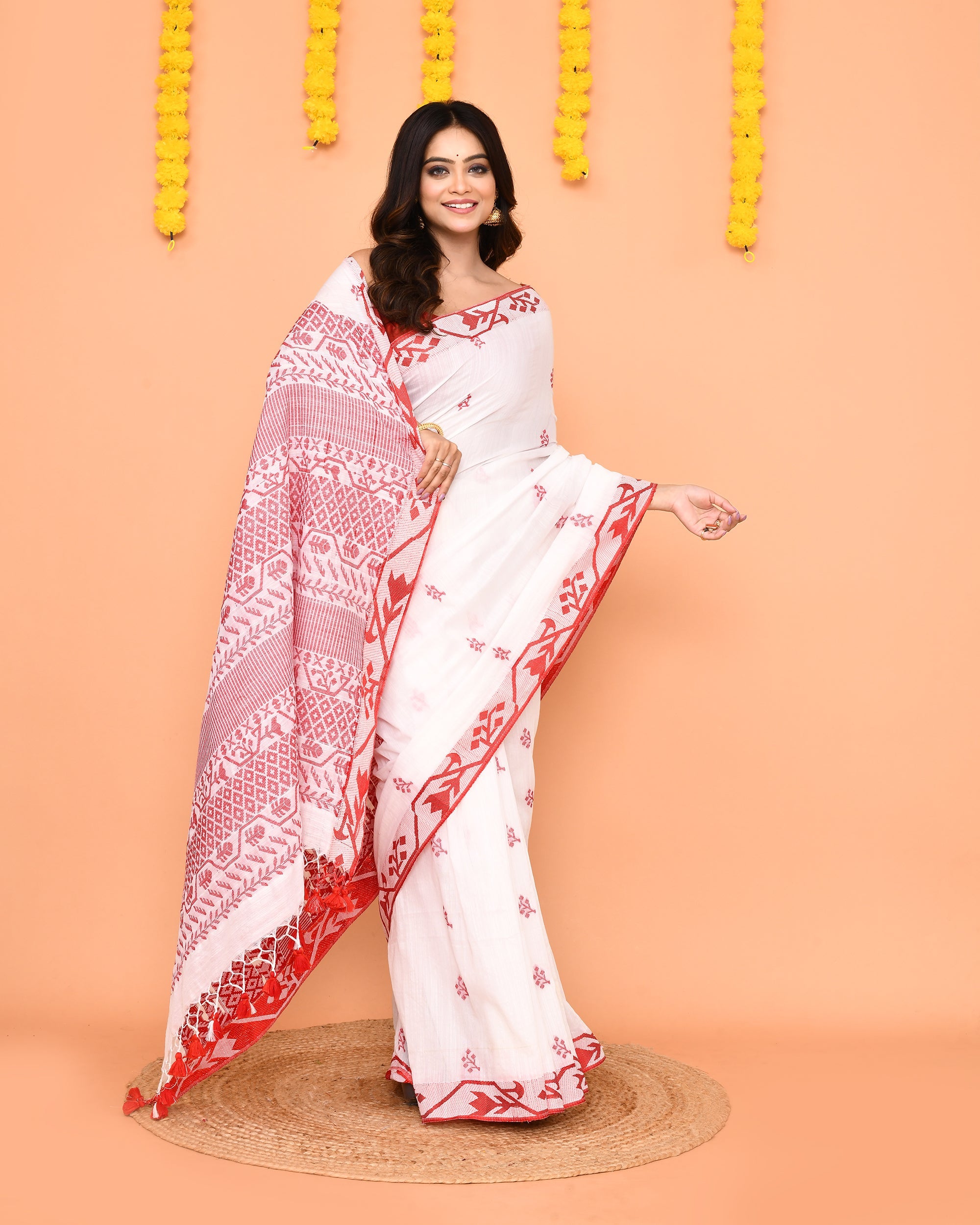 Piyari Fashion Women's White Cotton Handloom Saree With Tassels