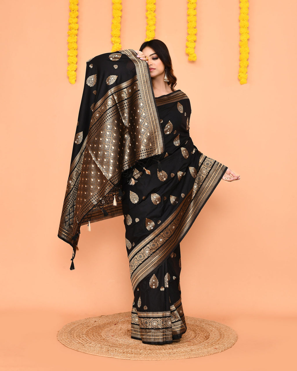 Piyari Fashion Women's Handloom Black Bangalore Silk Saree With Zari Border