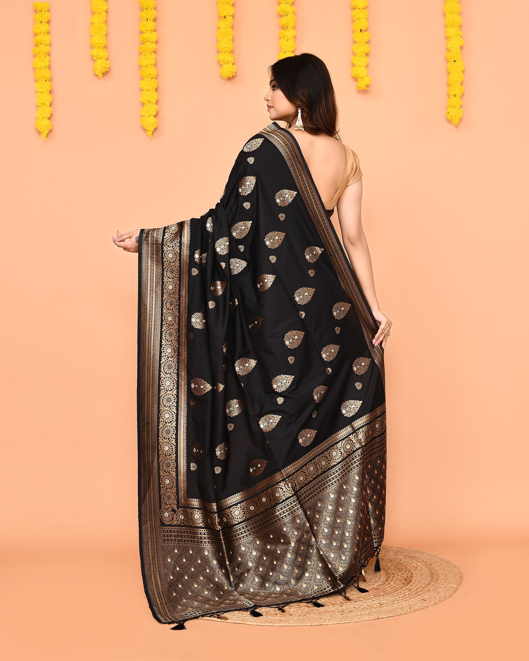 Piyari Fashion Women's Handloom Black Bangalore Silk Saree With Zari Border
