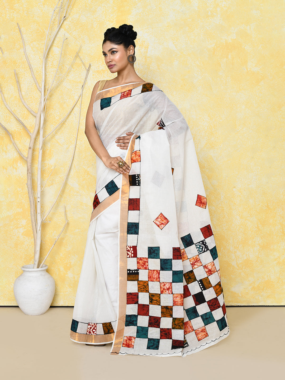 Piyari Fashion Women's White Exclusive Applique Saree With Blouse Piece